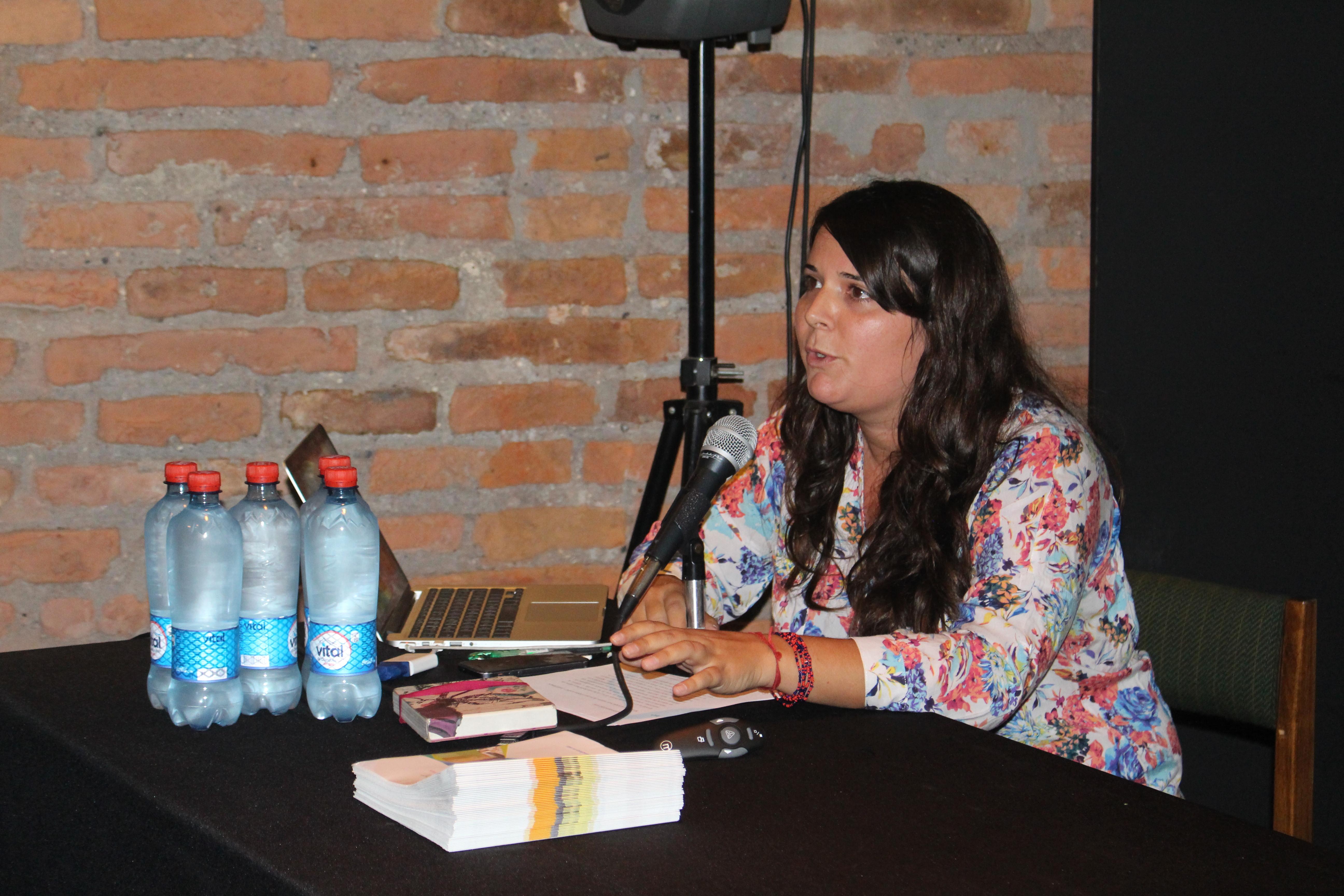 La académica de Diseño, Ingrid Calvo, ofició de moderadora en el encuentro.