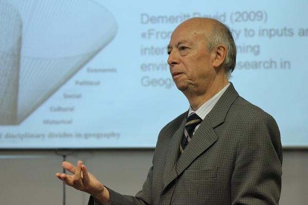 Hugo Romero, del Departamento de Urbanismo FAU, también participa en el proyecto de Alexis Vásquez.