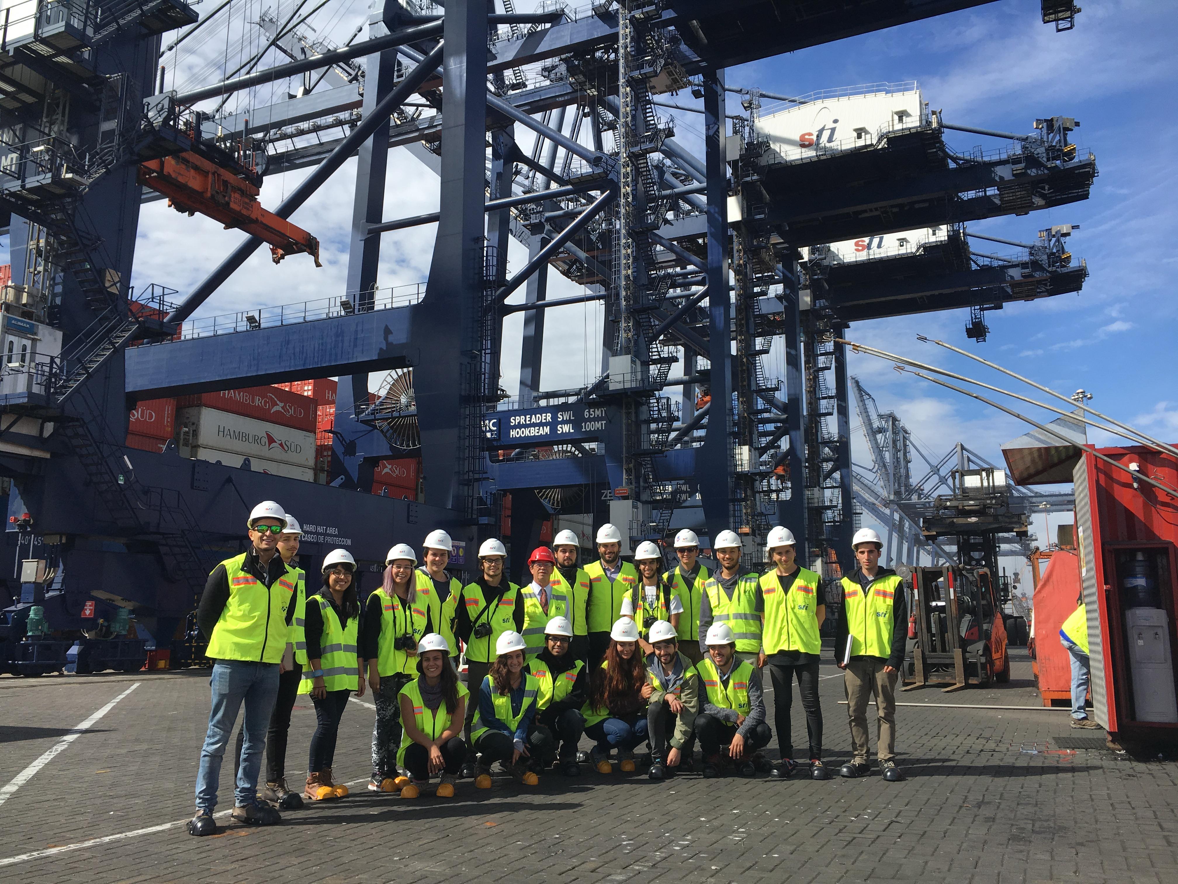 Curso del taller del profesor Alberto Texido recorriendo el puerto de San Antonio.