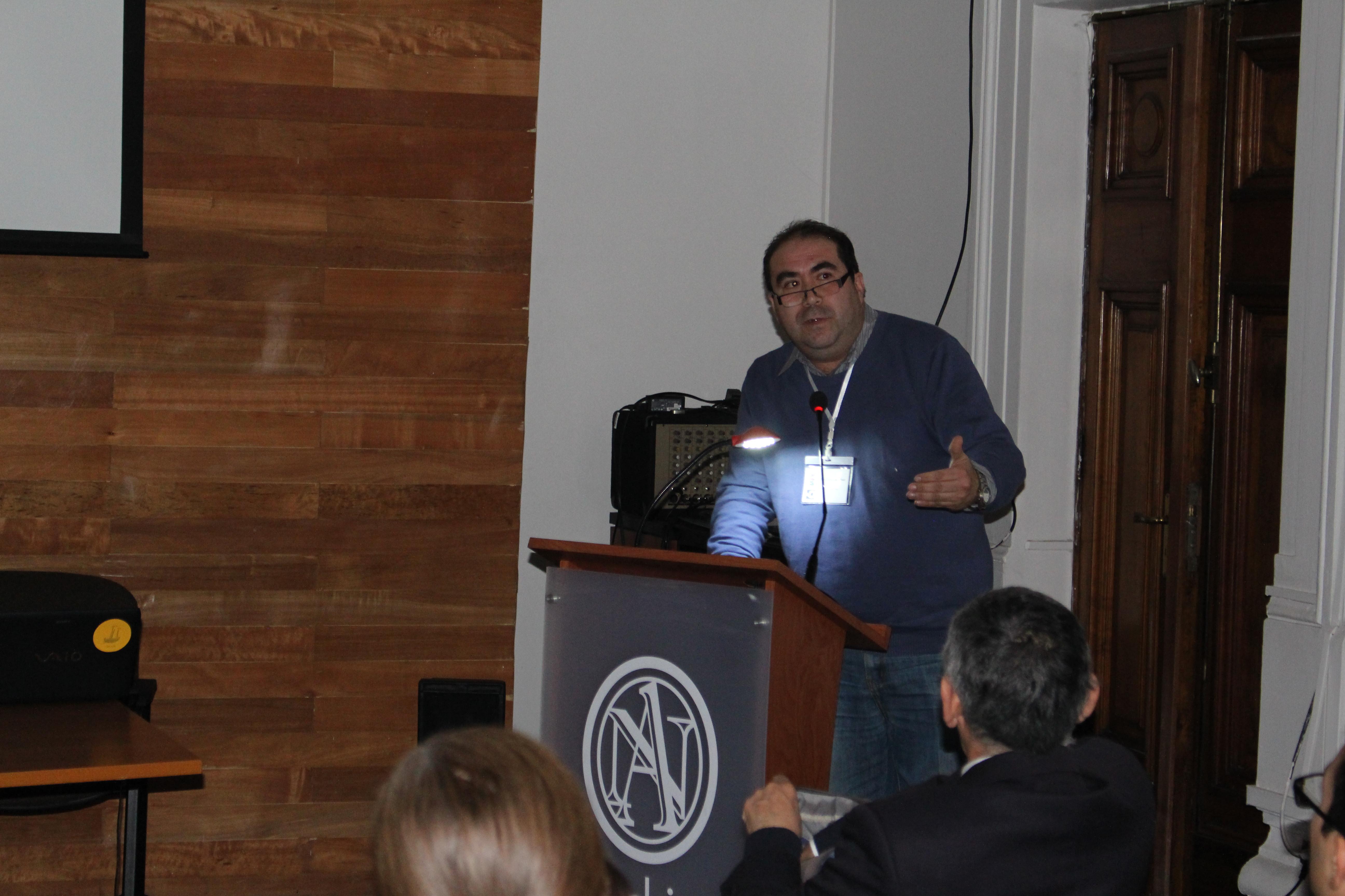 Profesor José Marcelo Bravo exponiendo en el Archivo Nacional.