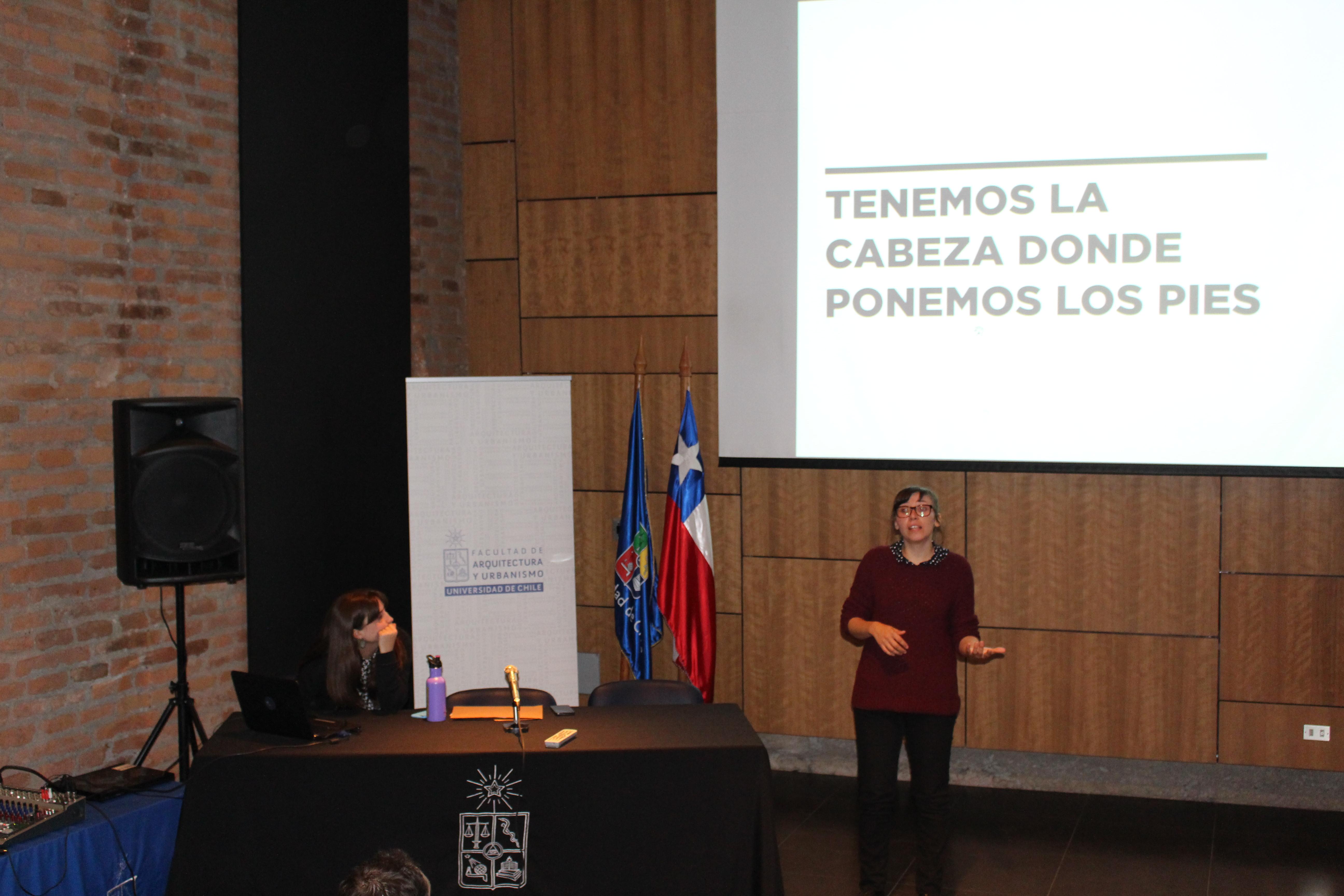 Gabriela Núñez exponiendo en el auditorio FAU.