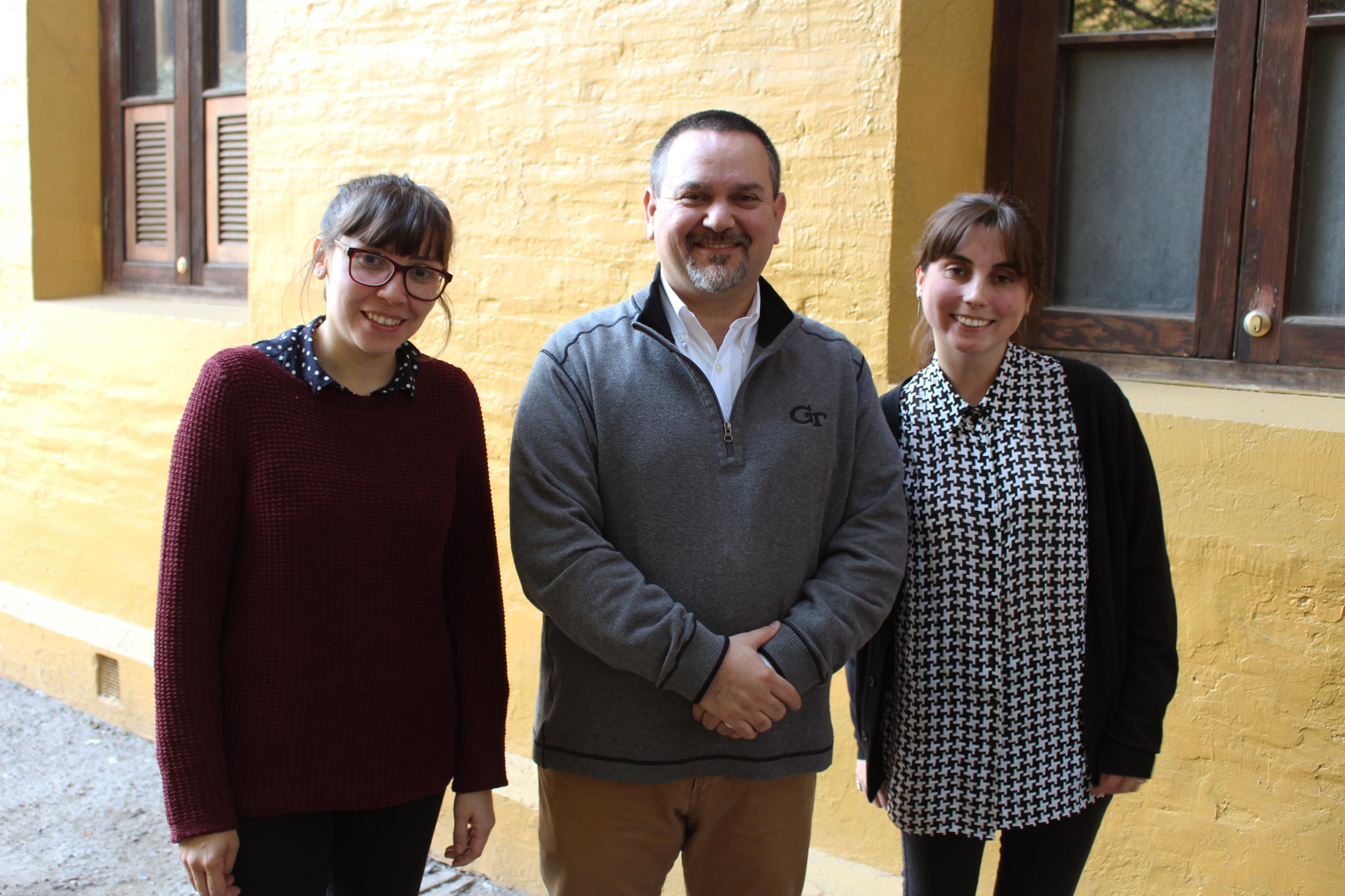 Gabriela Núñez y Fernanda Tapia junto al profesor Pedro Soza, director de la Escuela de Pregrado FAU.