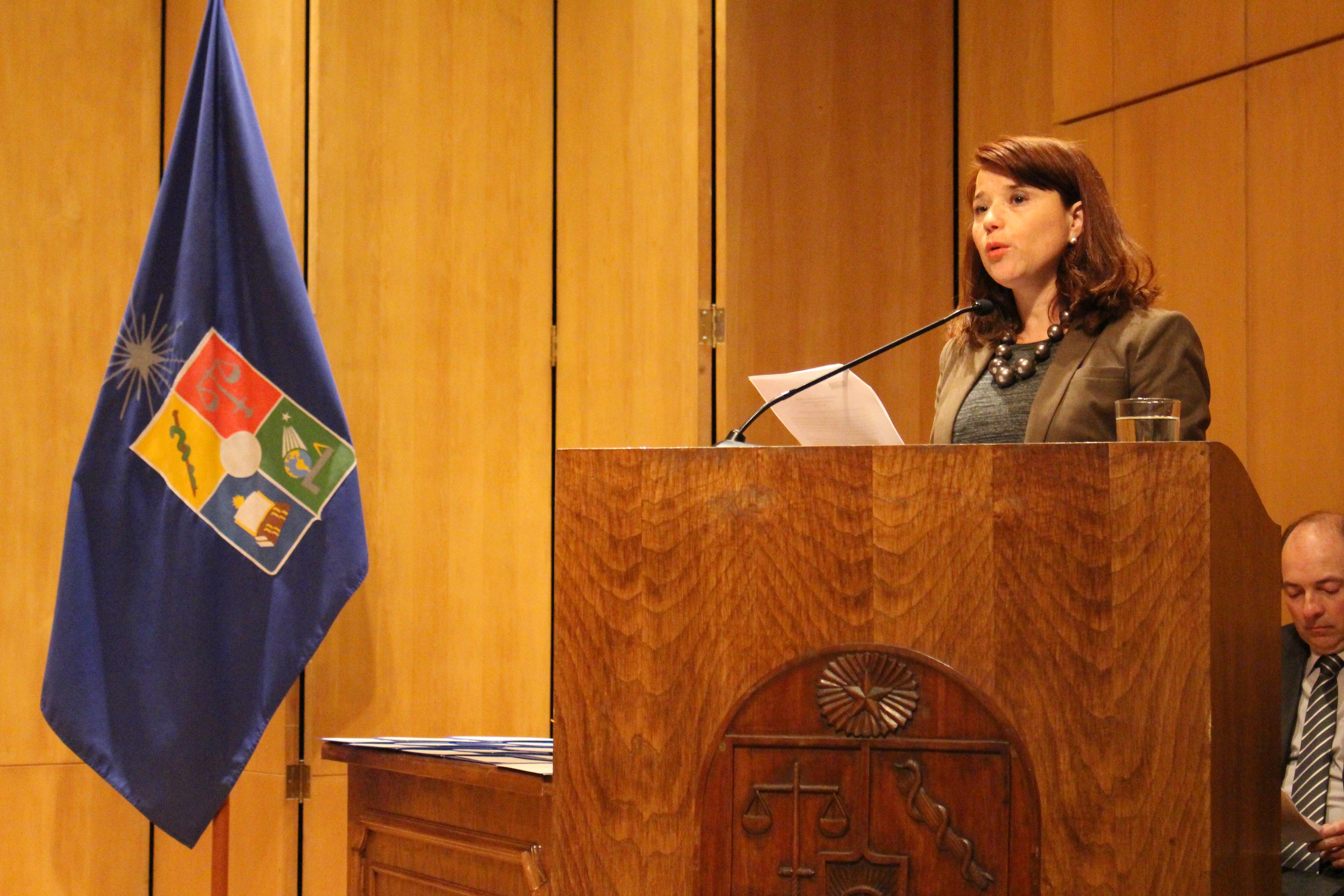 Directora de la Escuela de Postgrado Yasna Contreras dando el discurso inaugural.