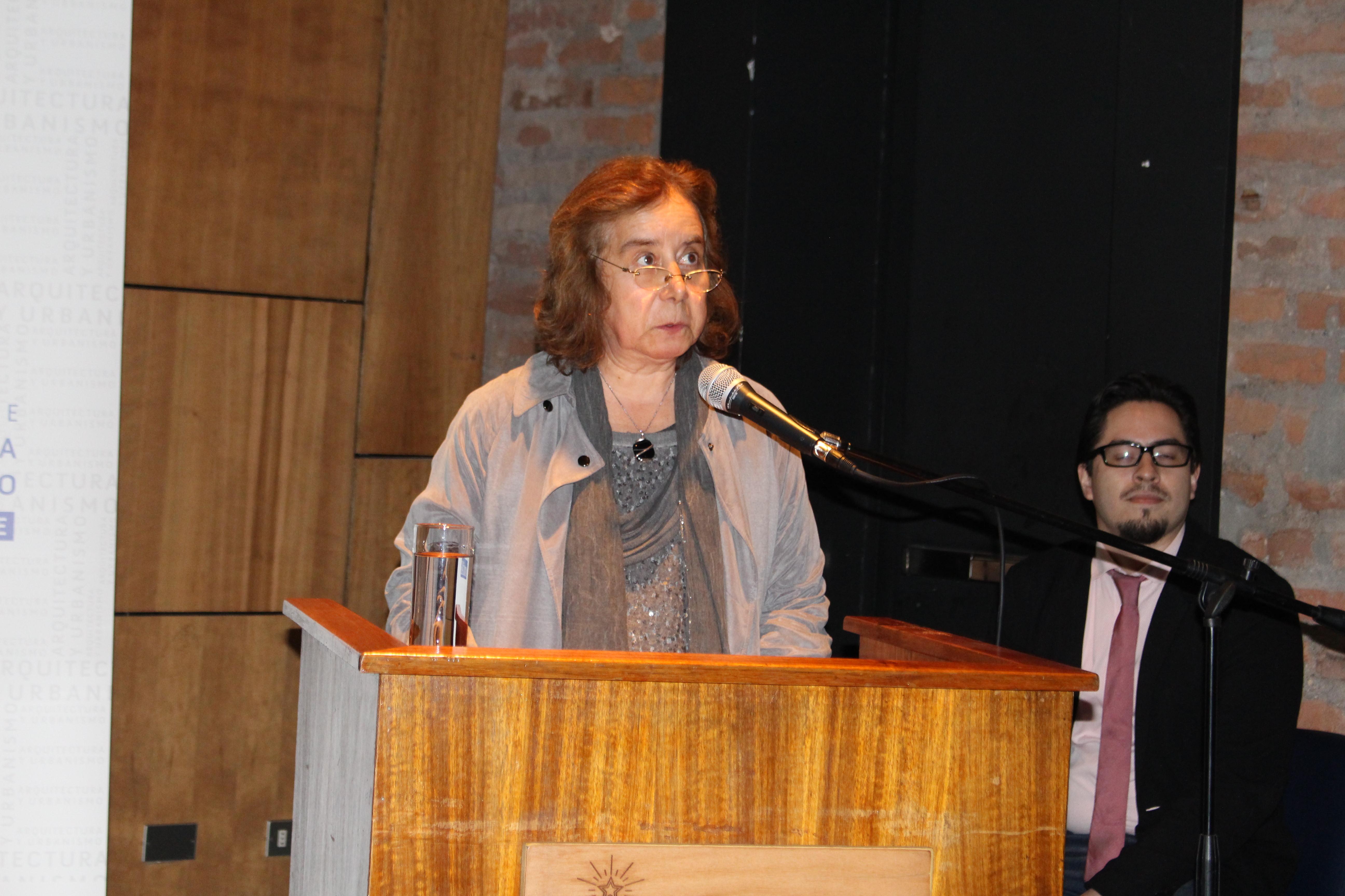 La Decana Marcela Pizzi destacó la importancia de mantener el vínculo entre los egresados y su facultad.