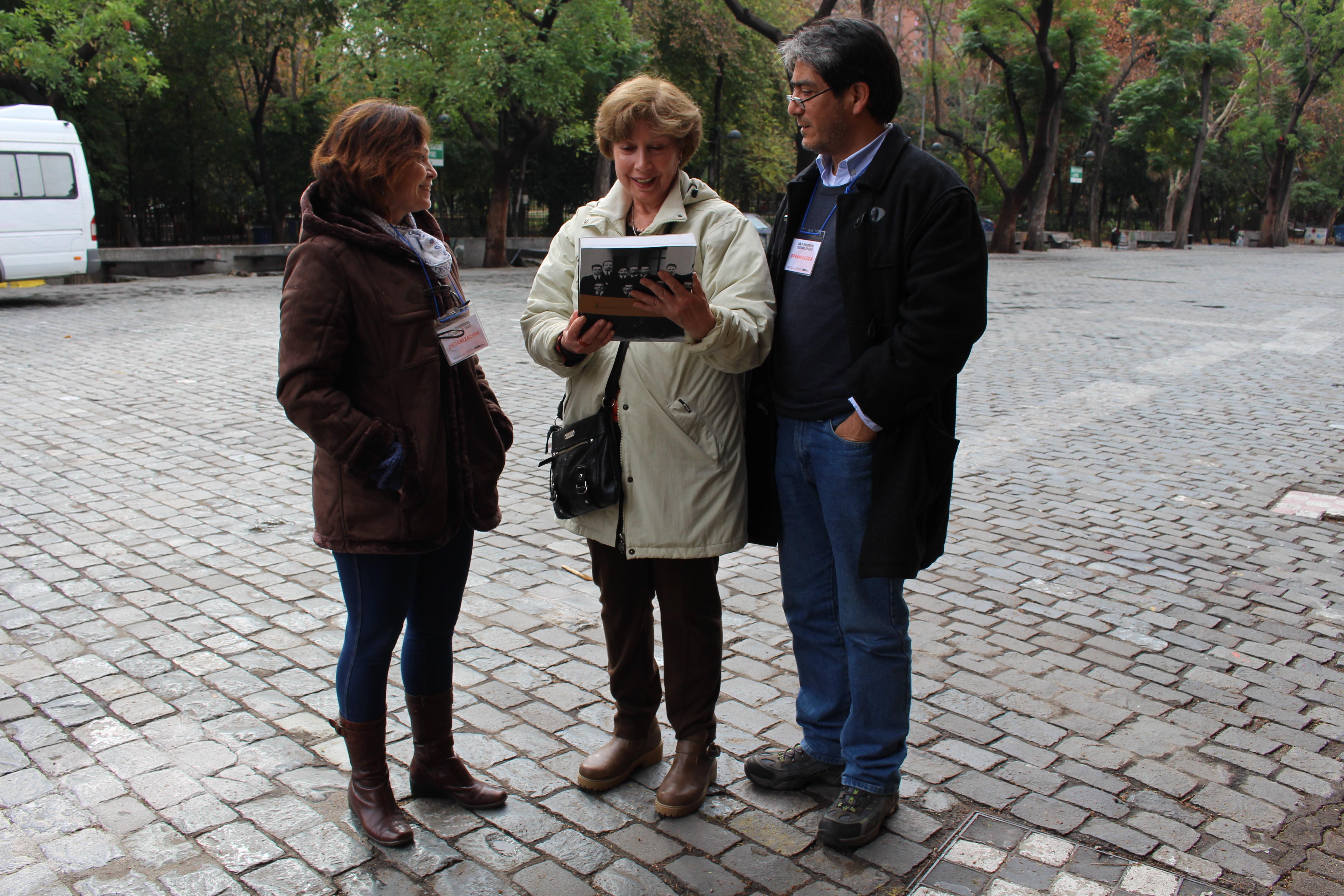 Parte del equipo de la DAE agradeciendo a Helga Cares su visita.