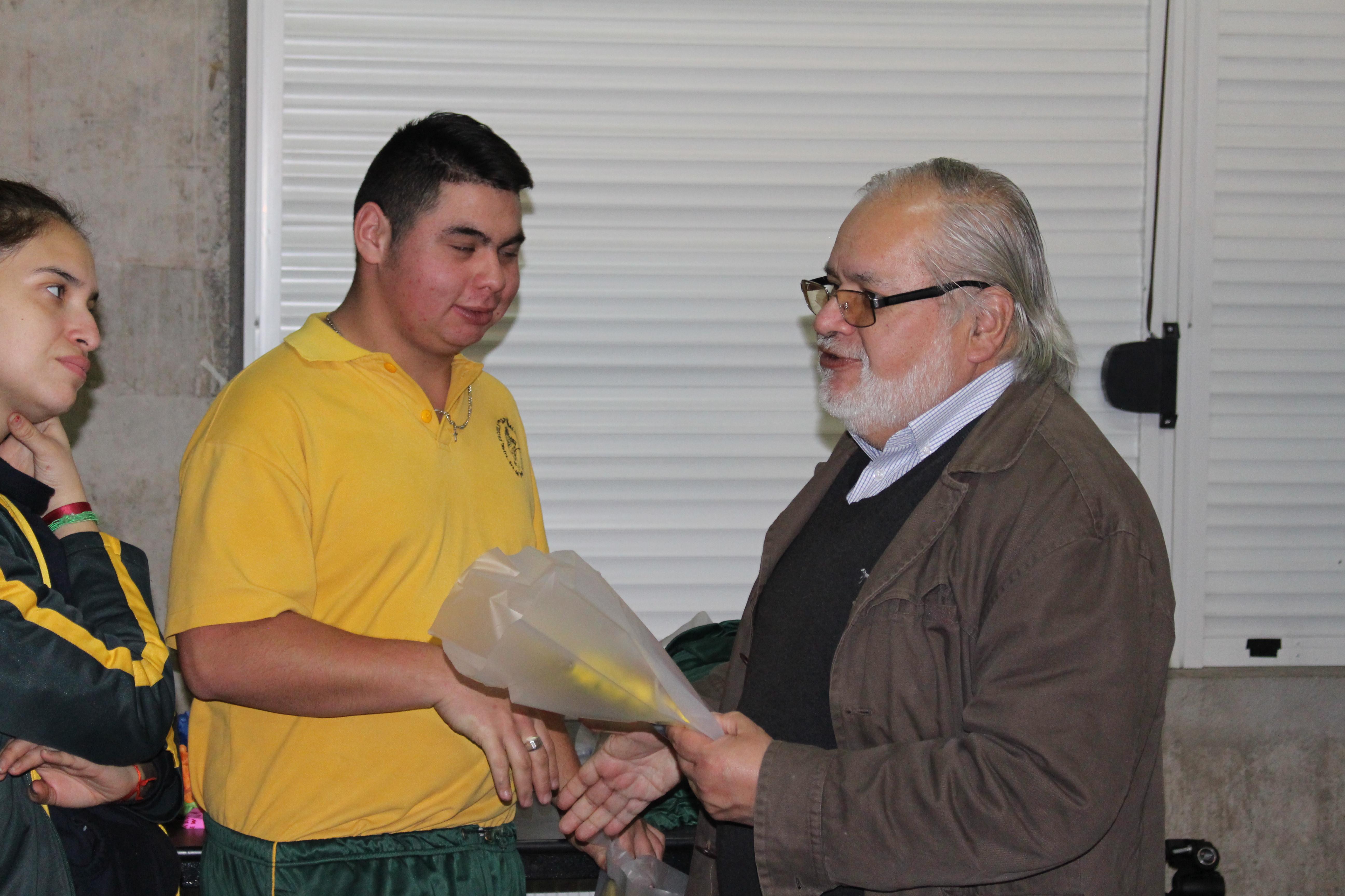 Al cierre de la actividad, el Director de Extensión y Comunicaciones (DEX), entregó un obsequio a los alumnos.
