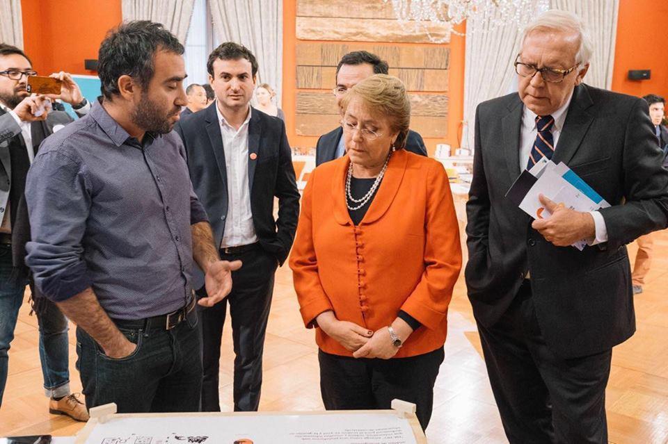 Camilo Prats, del CPE, explicando proyecto a la Presidenta Bachelet.