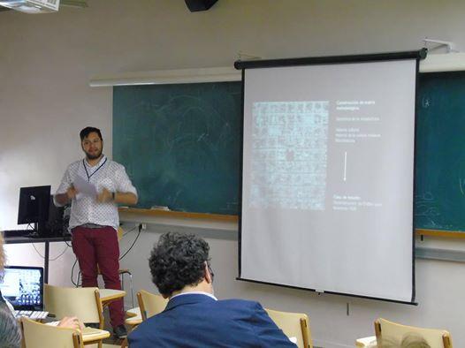 Profesor Rodrigo Vera exponiendo en el congreso.