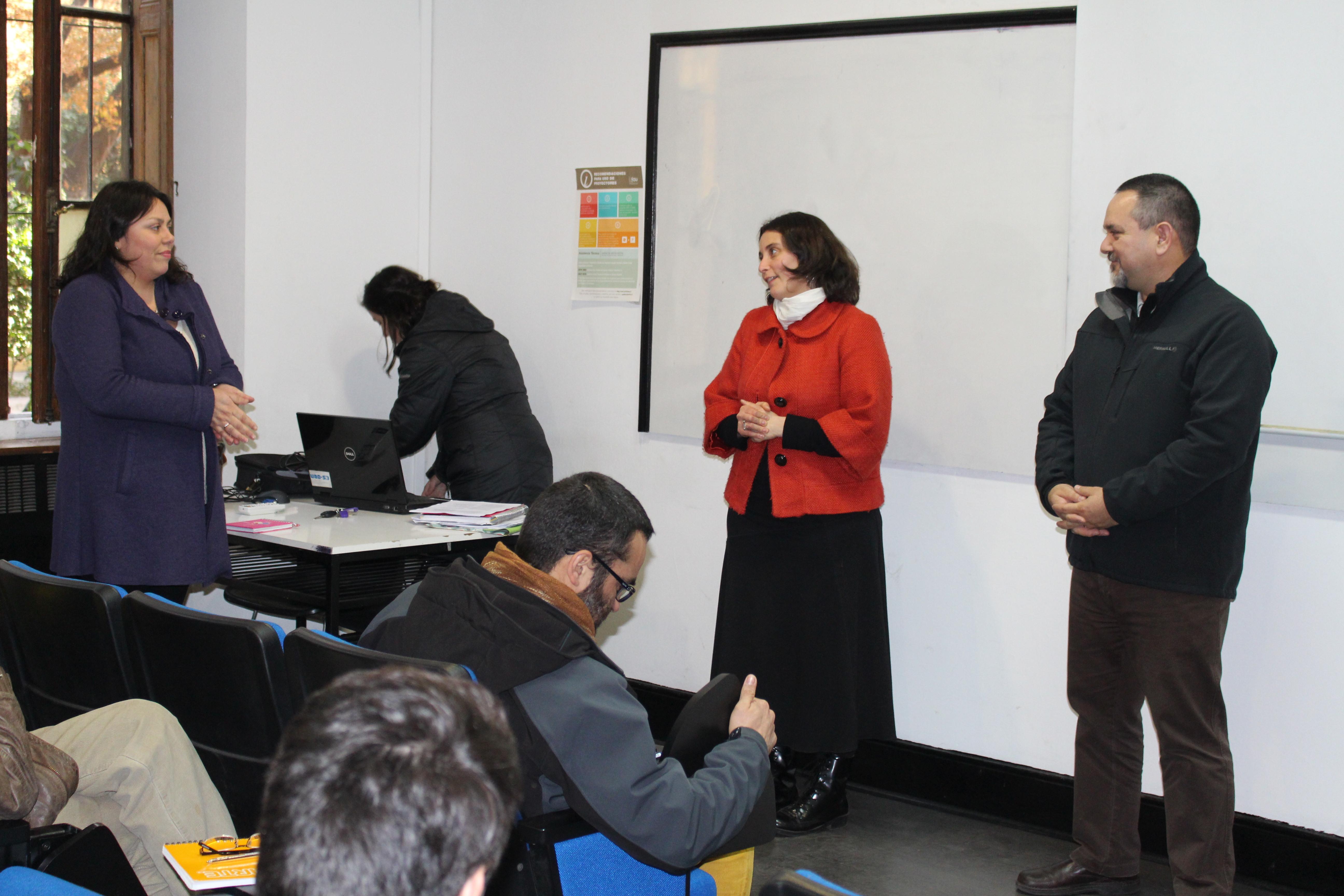 Autoridades de la Escuela de Pregrado iniciando la reunión.