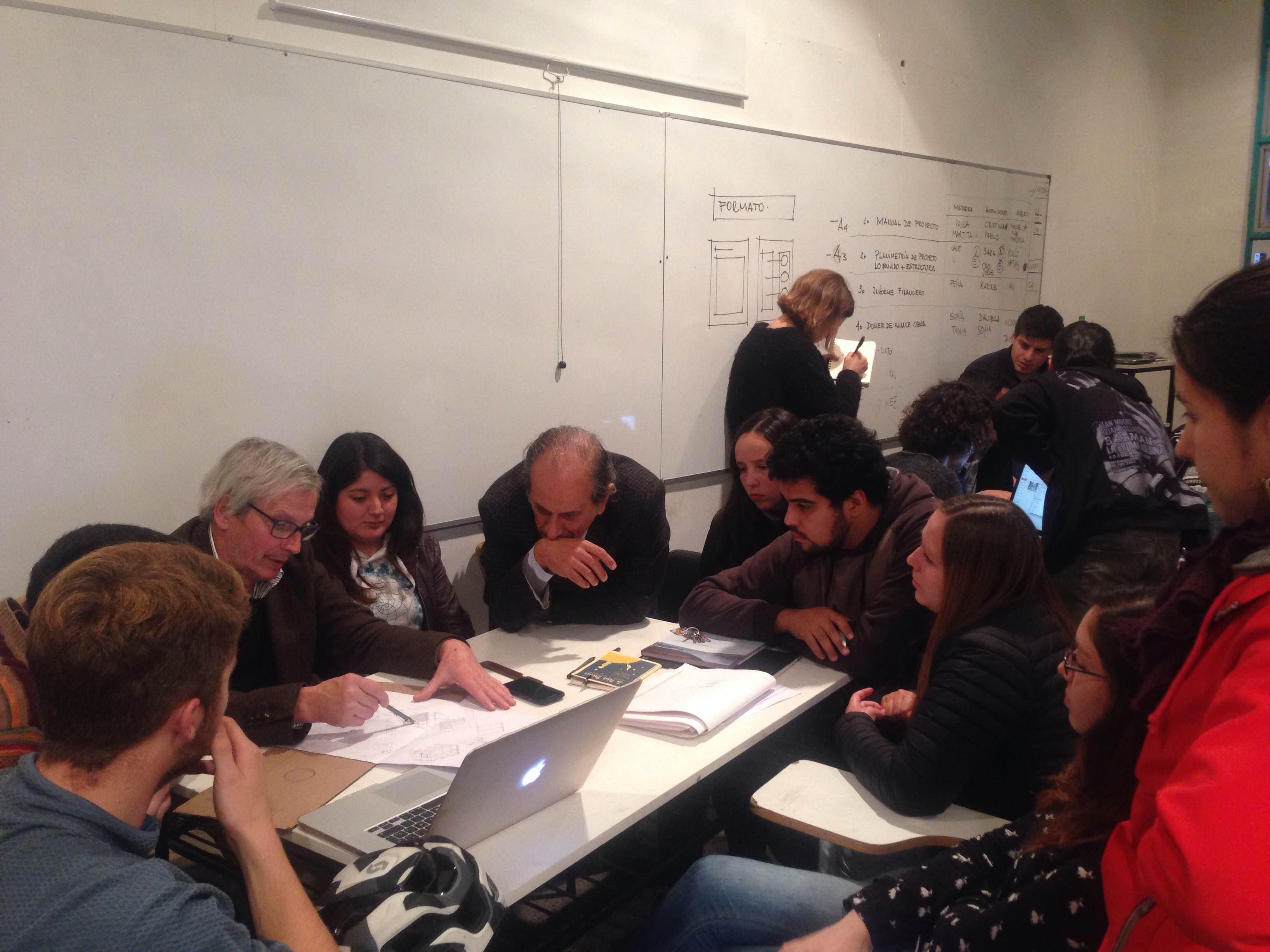 Estudiantes y académicos del taller trabajando en los proyectos.