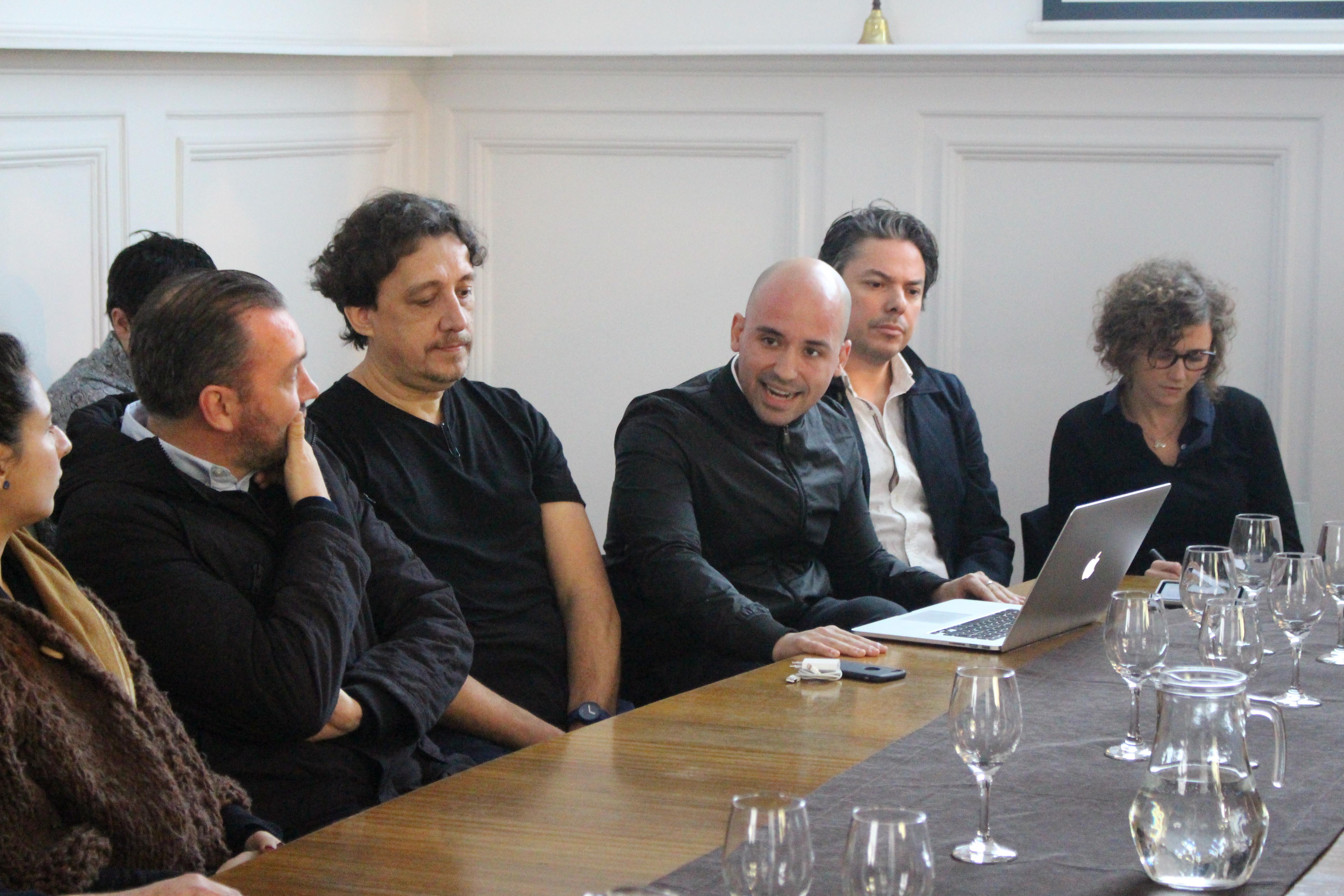 Felipe Vera haciendo presentación de la Bienal.