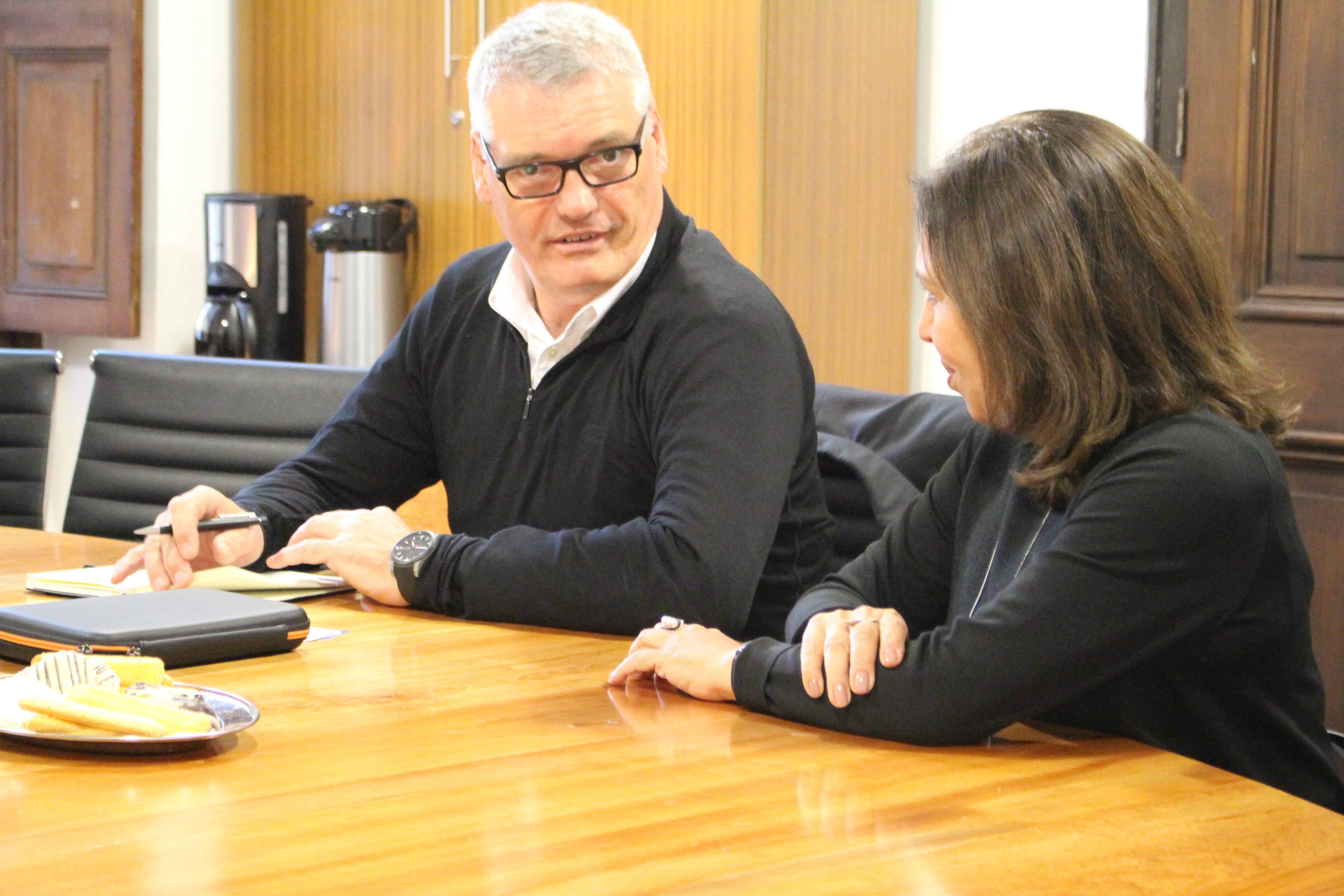 Mark Burry junto a la académica Beatriz Maturana.