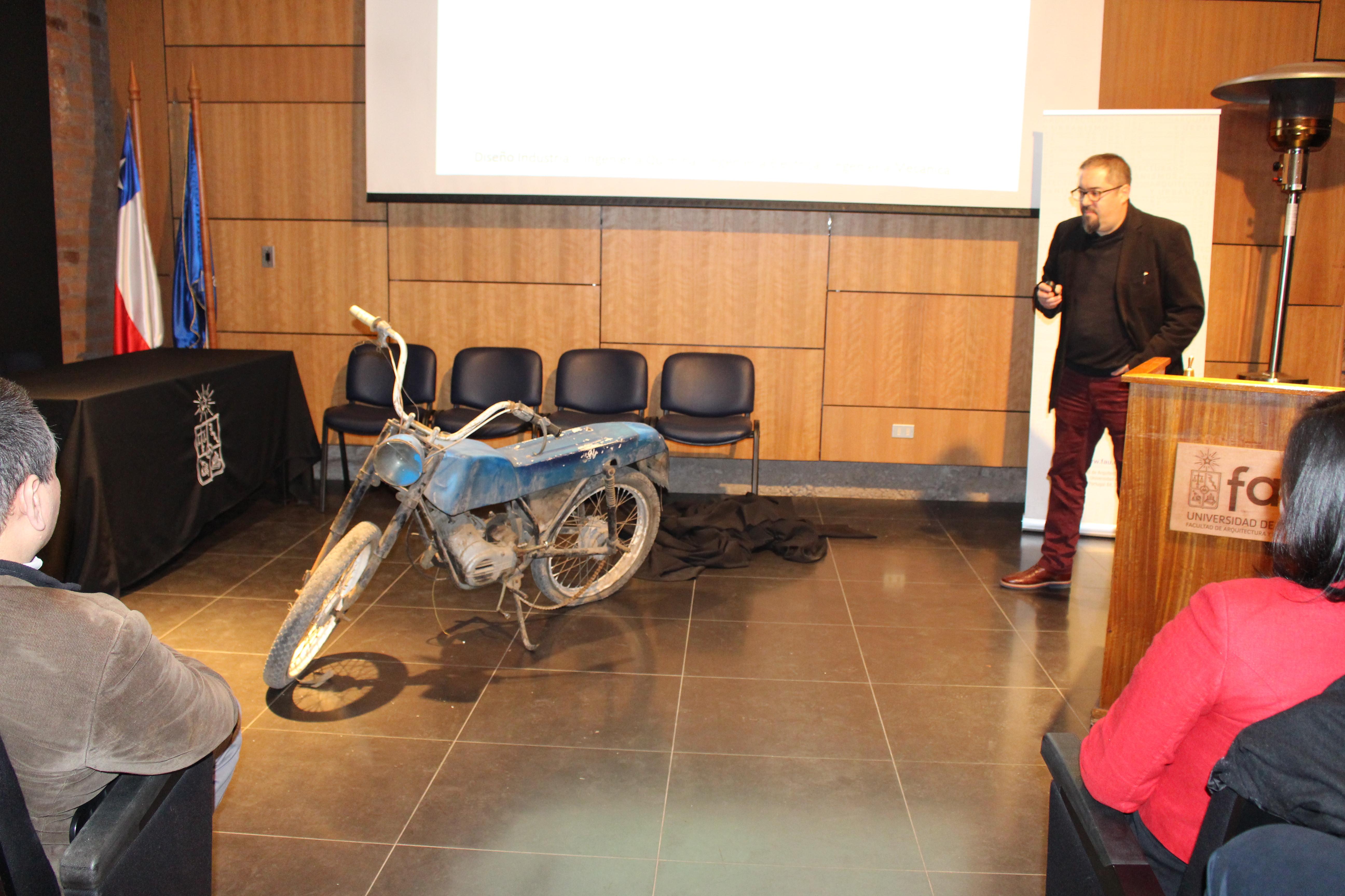 Profesor Mauricio Tapia presentando el nuevo proyecto que contempla la modificación de las clásicas Motochi.