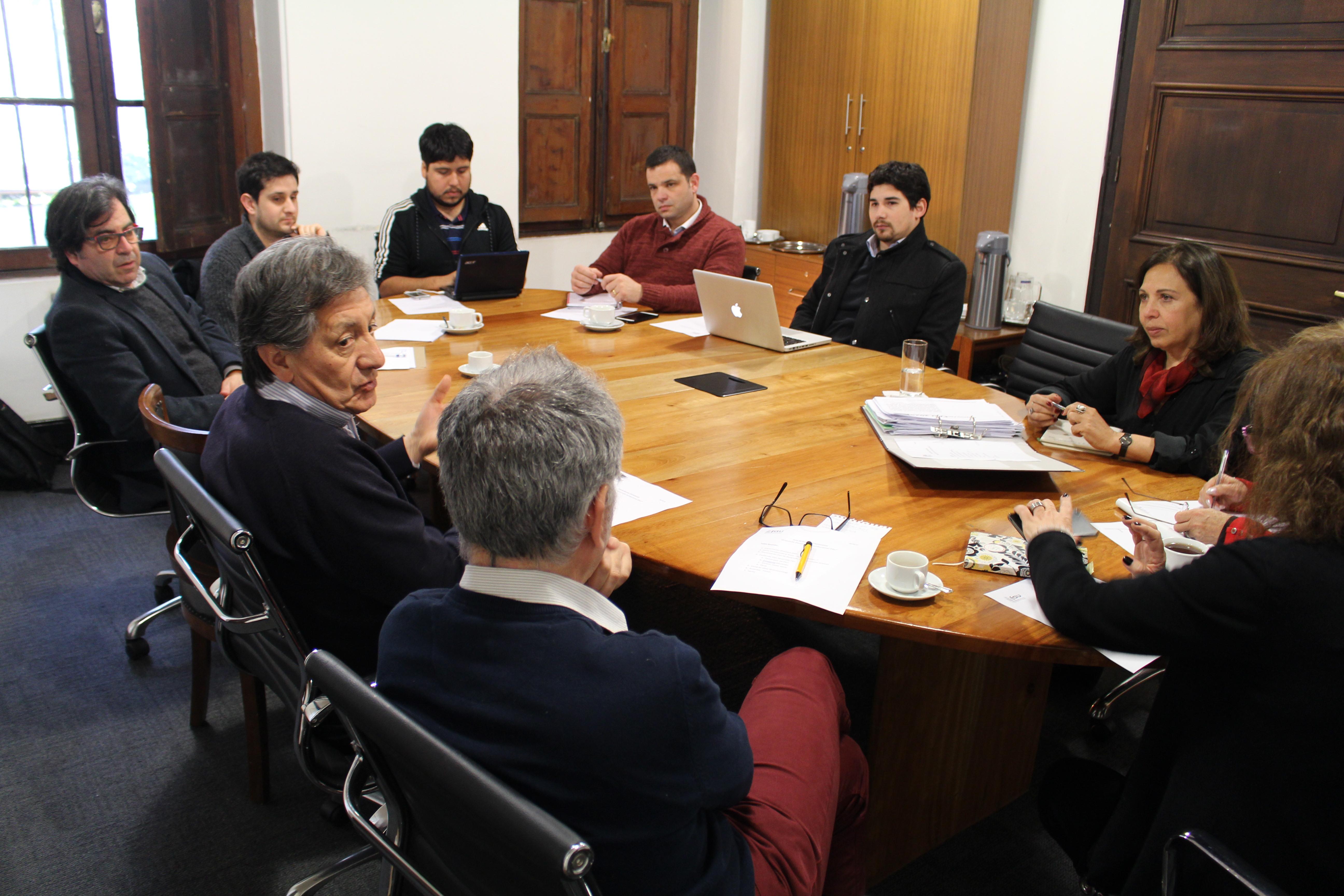 La mesa está integrada por representantes de los académicos, estudiantes y funcionarios.