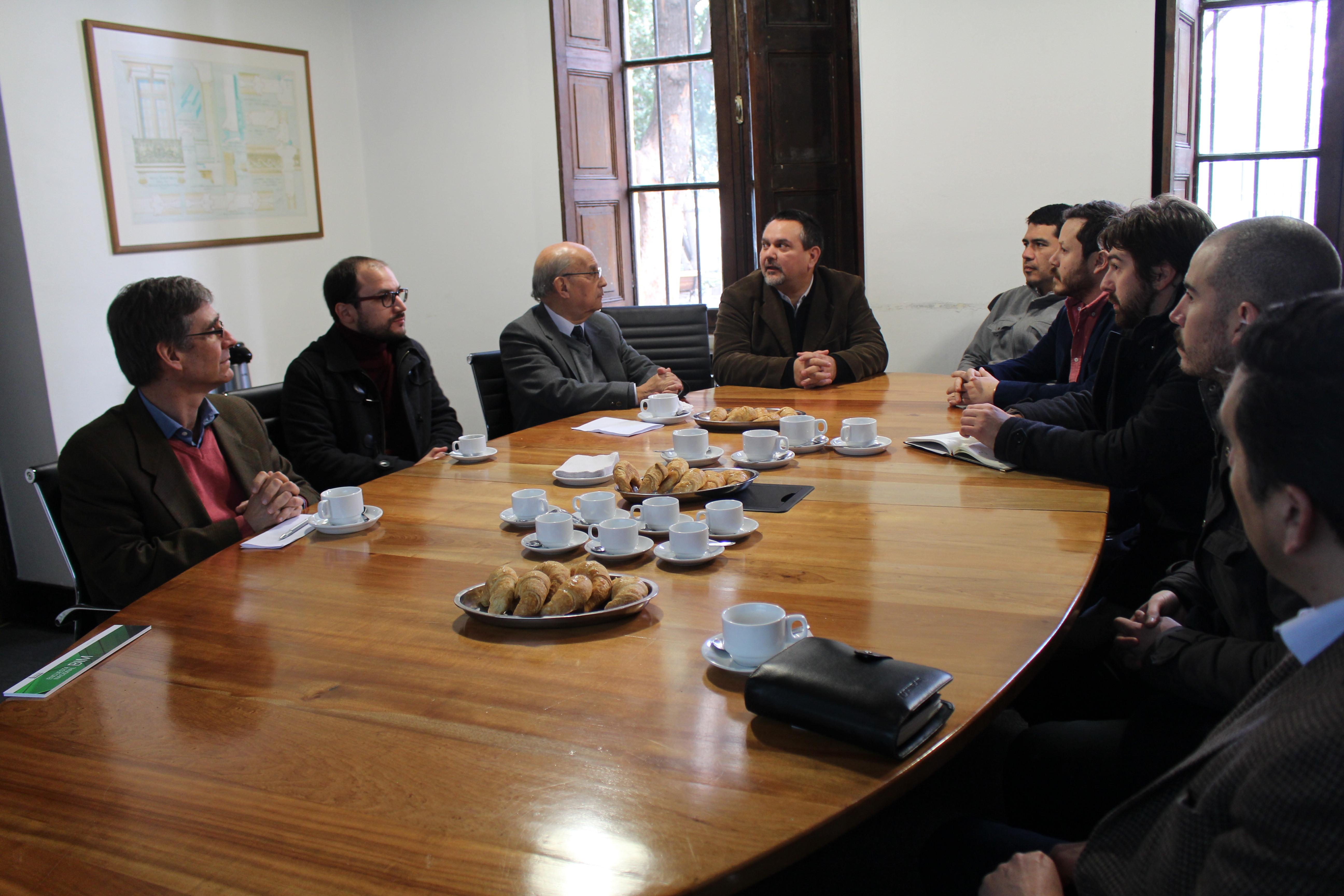 Representantes de las más importantes asociaciones gremiales y profesionales del sector construcción fueron parte de la reunión.