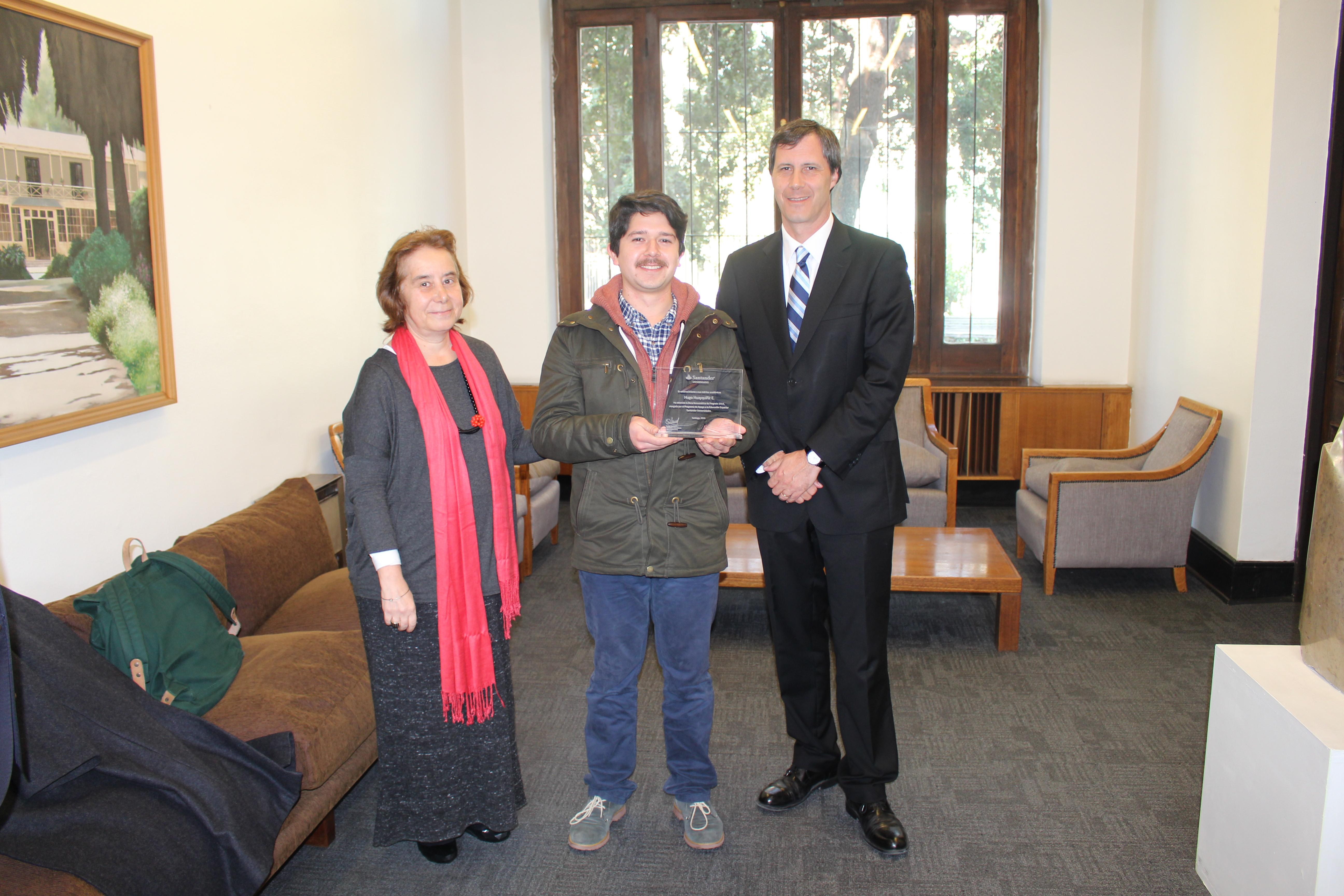 Decana Marcela Pizzi, el estudiante Hugo Fernando Huayquiñir, y Sebastián Bunster, de Santander Universidades.