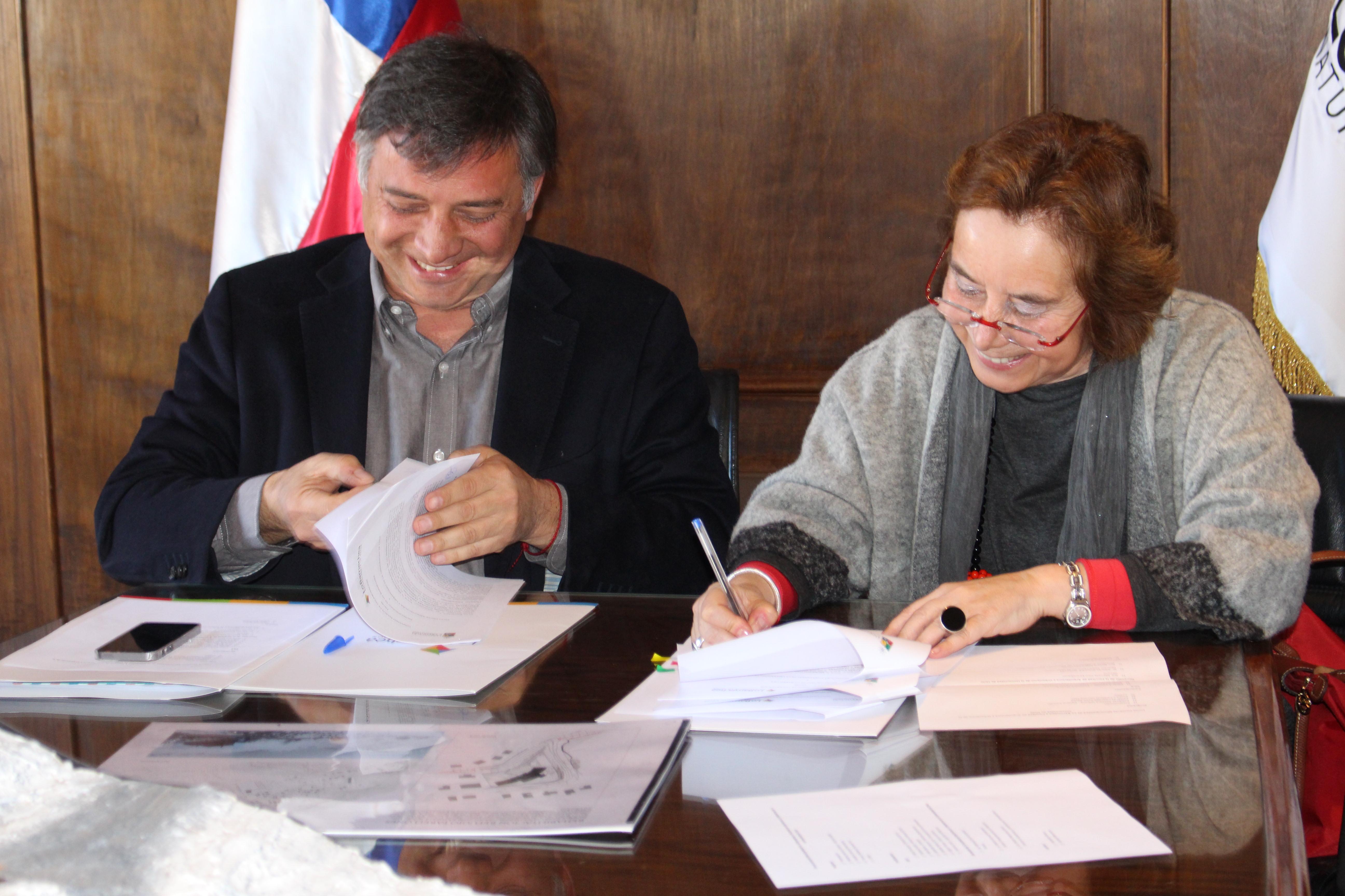 Concejal René Barba junto a la Decana Marcela Pizzi.