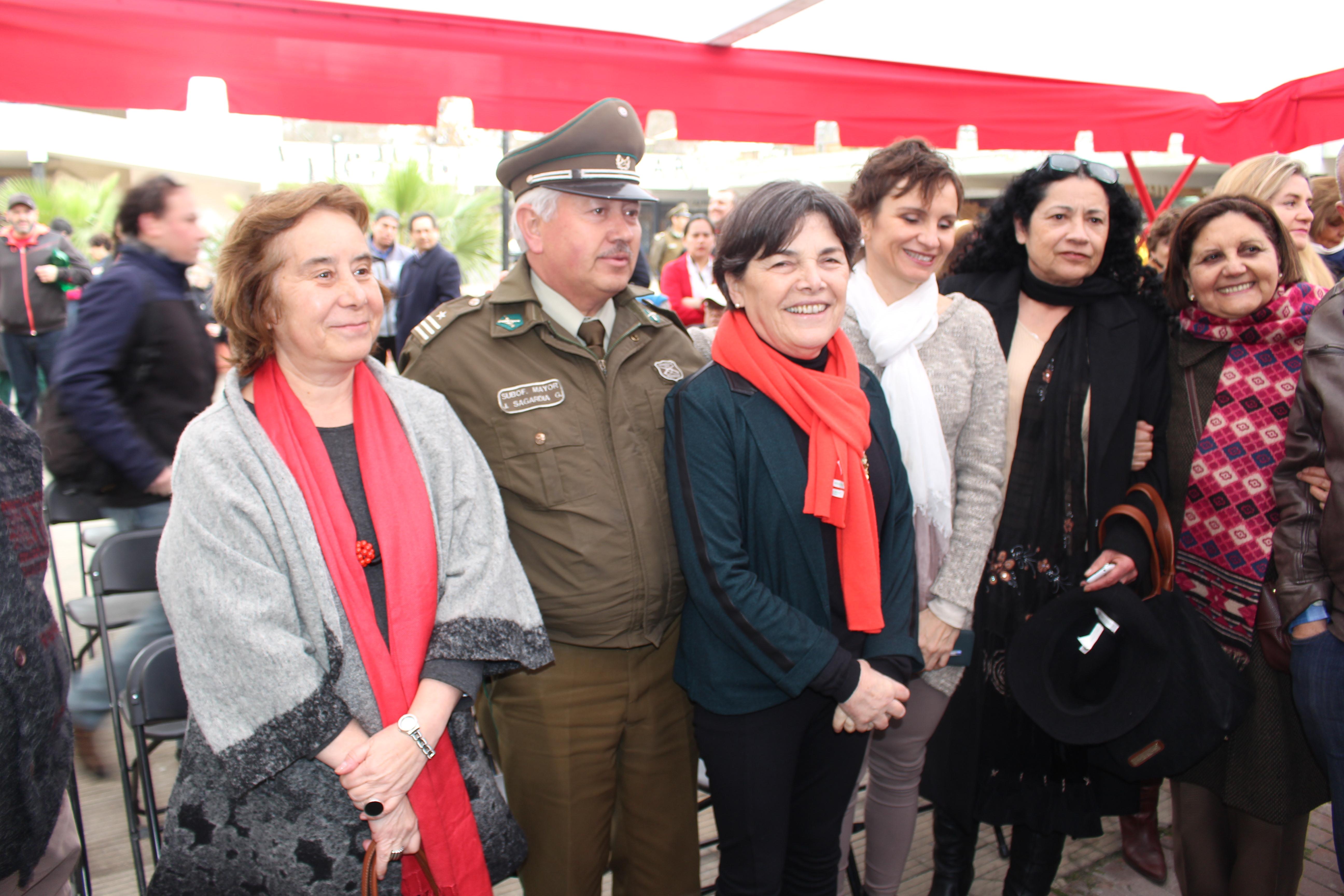 Decana Pizzi junto a las autoridades presentes.