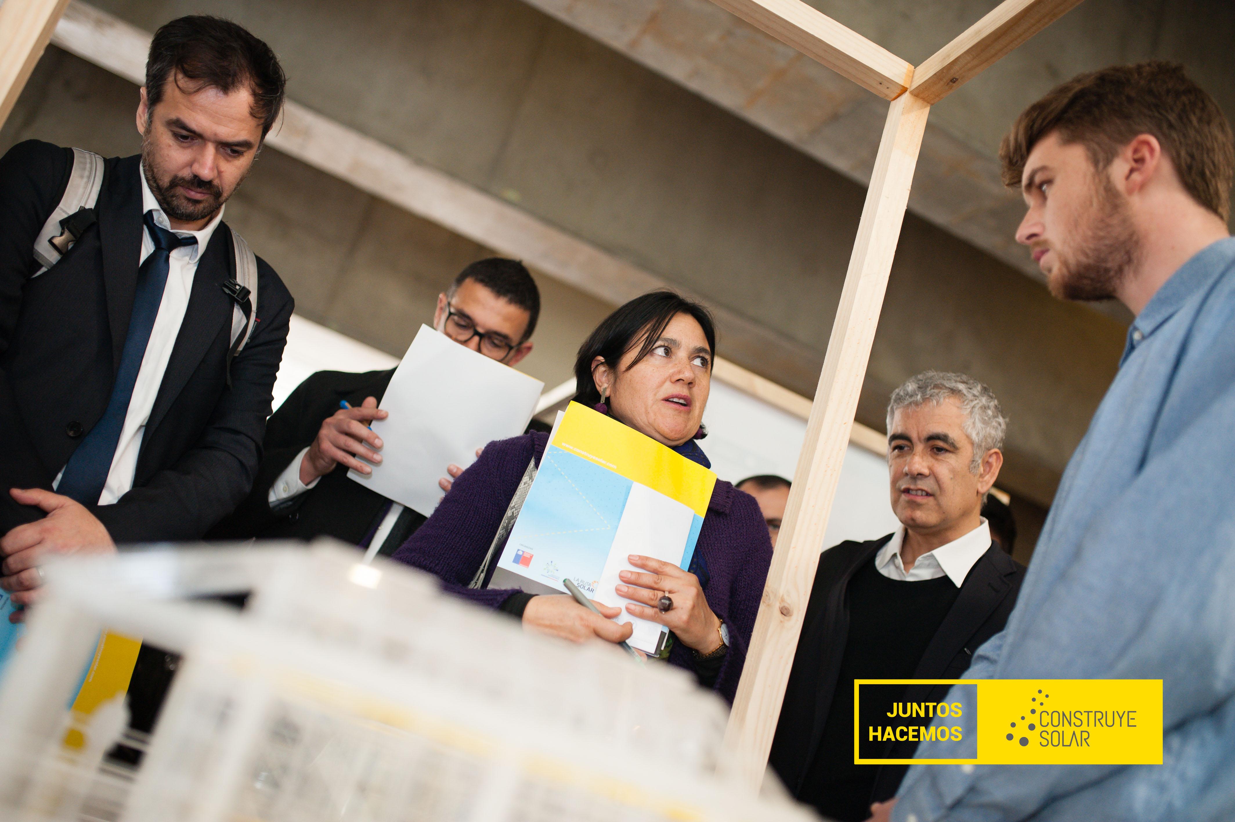 Integrantes del equipo explicando el proyecto en su presentación.