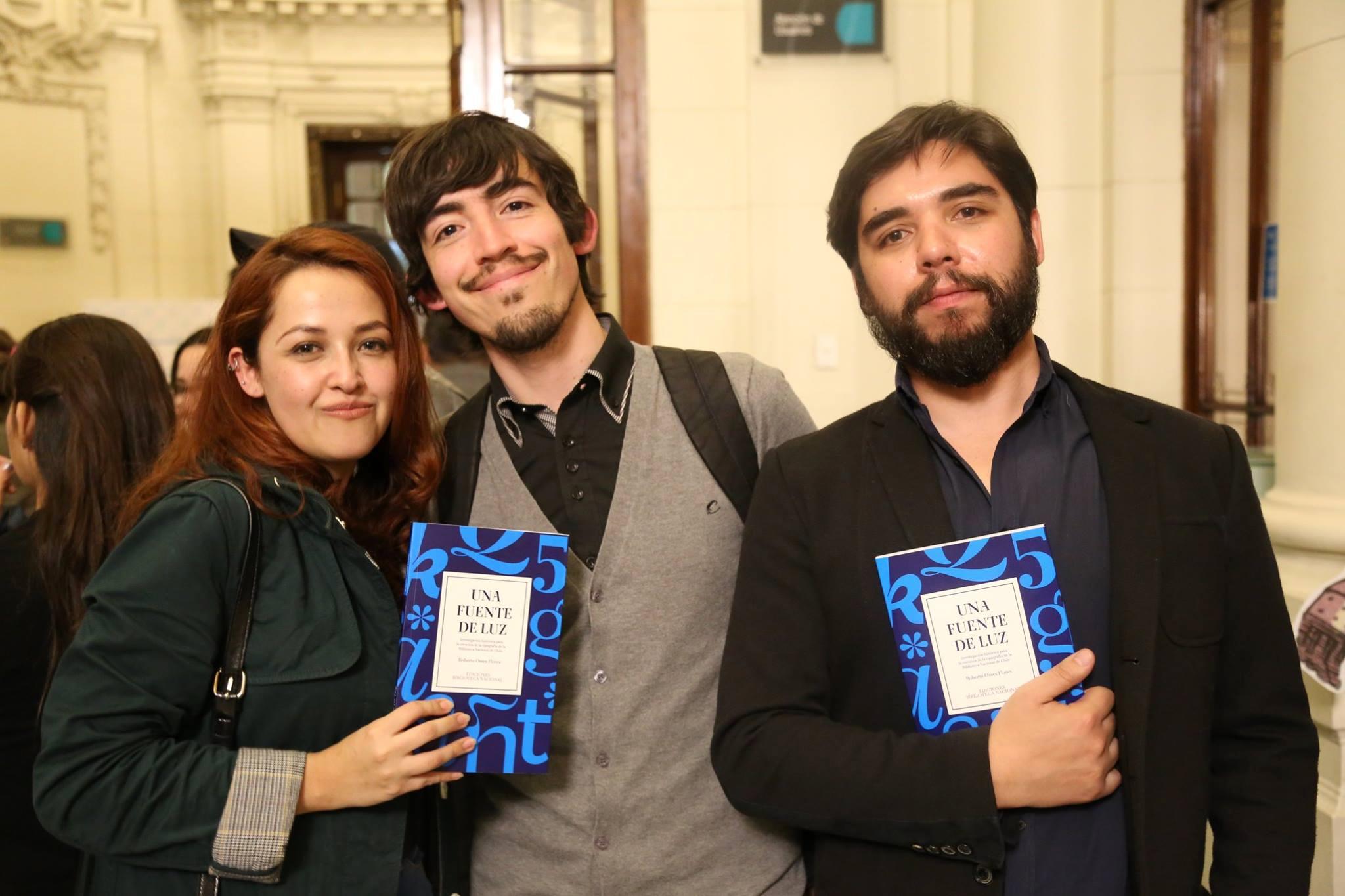 Asistentes al lanzamiento posan con el libro "Una fuente de luz".