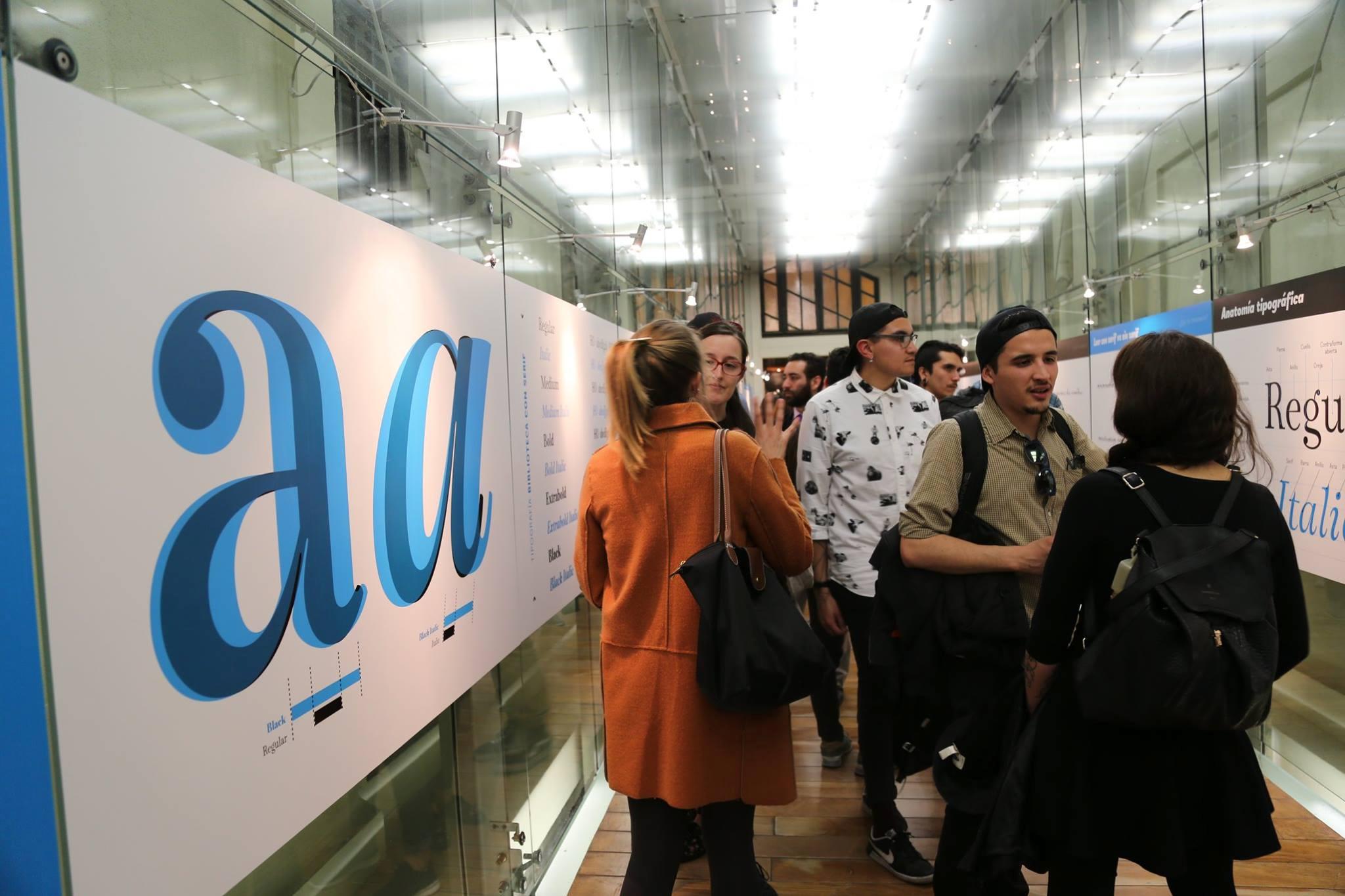 La muestra es abierta al público y se encuentra en el primer piso de la Biblioteca.