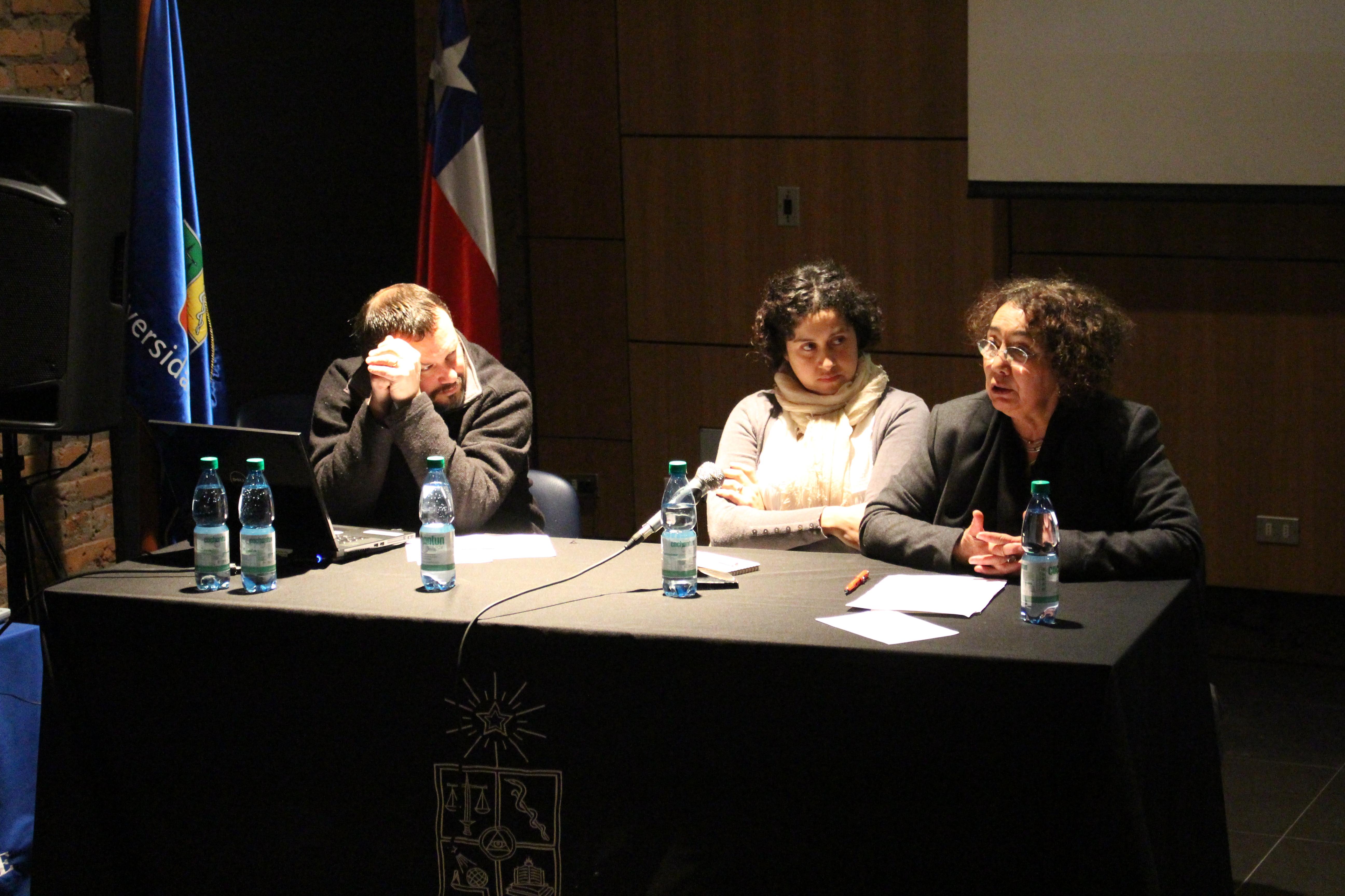 El seminario contó con la participación de académicos y personalidades del mundo social.