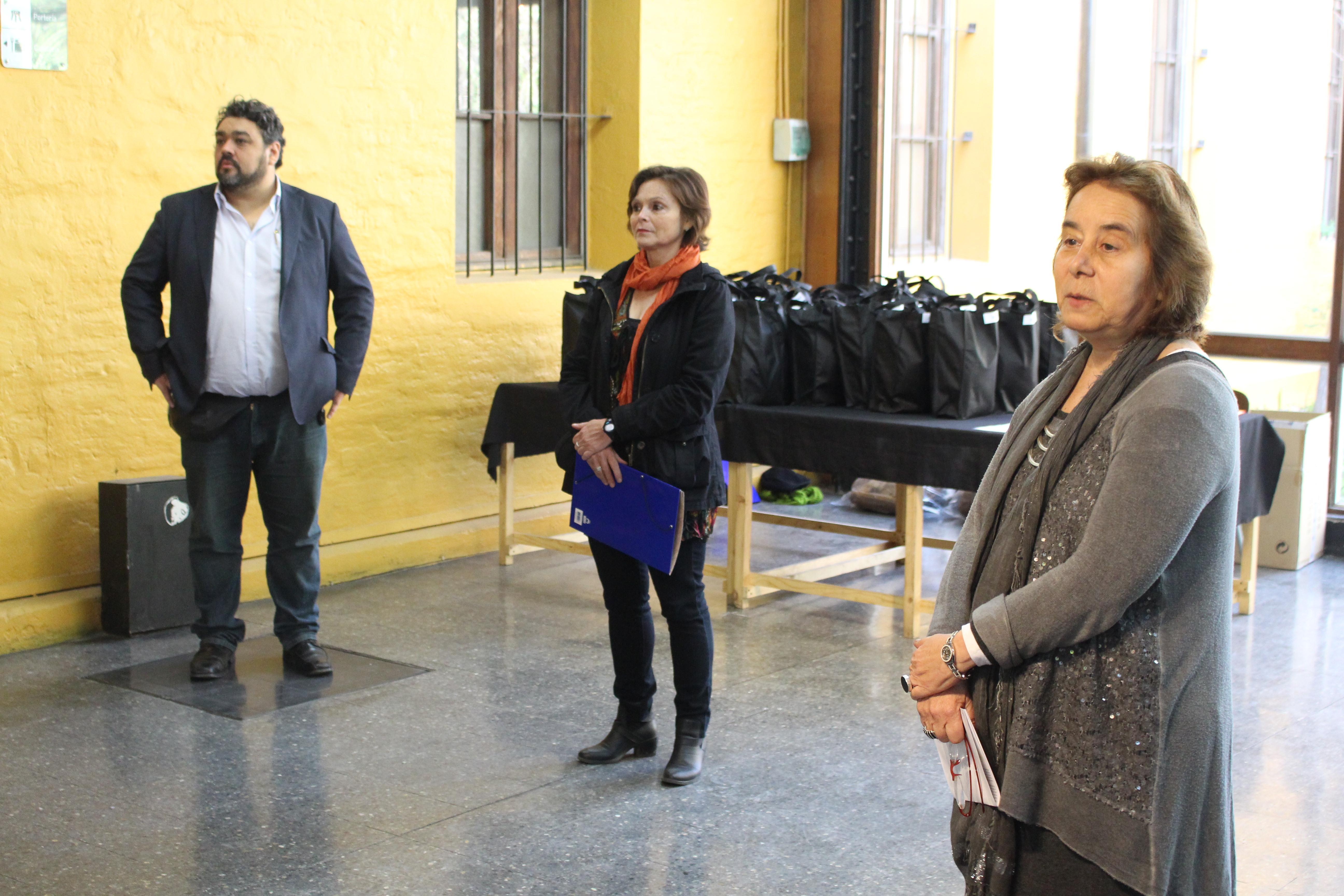 Juan Pablo Morales, coordinador de Equidad e Inclusión de la FAU; Mariana Morgado, directora de la DAE; y Decana Marcela Pizzi en la ceremonia.