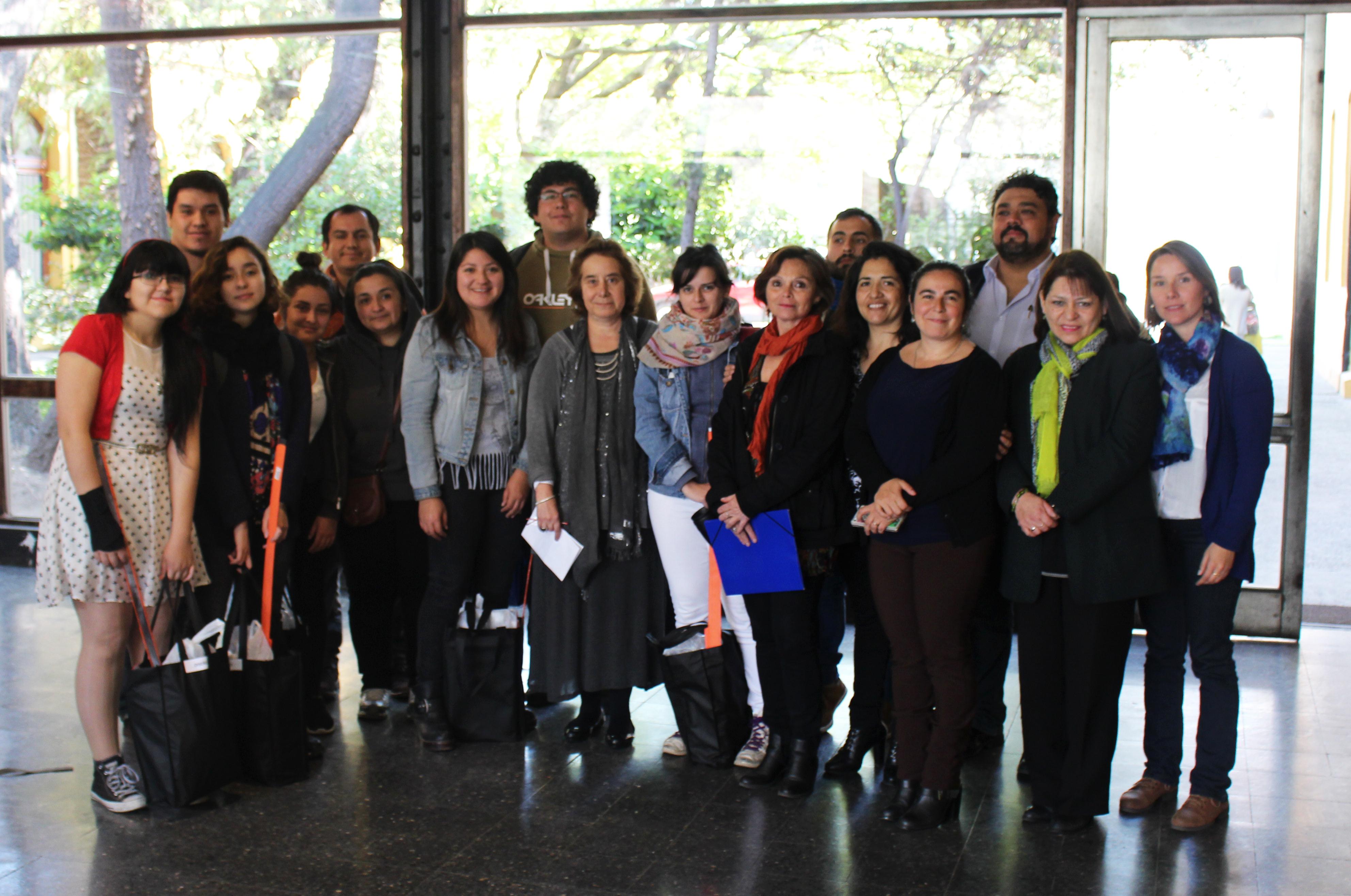 Estudiantes beneficiados junto a las autoridades de la FAU.