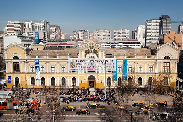 El frontis de la Casa Central con el lienzo desplegado el 26 de julio, día en el que se inició este proceso interno que busca aportar e incidir. 