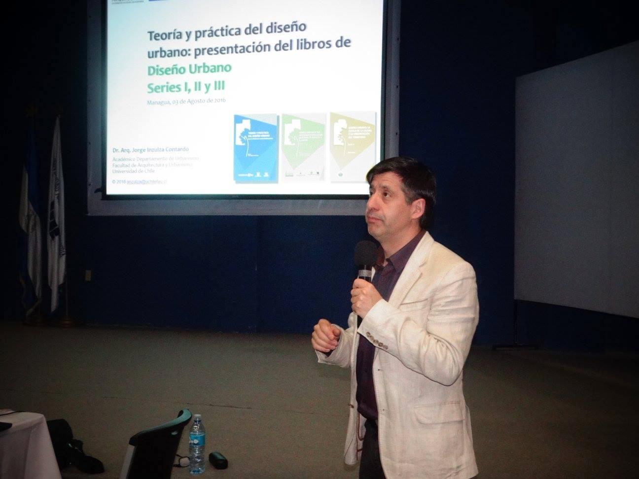 Profesor Inzulza en la conferencia Teoría y Práctica del Diseño Urbano.