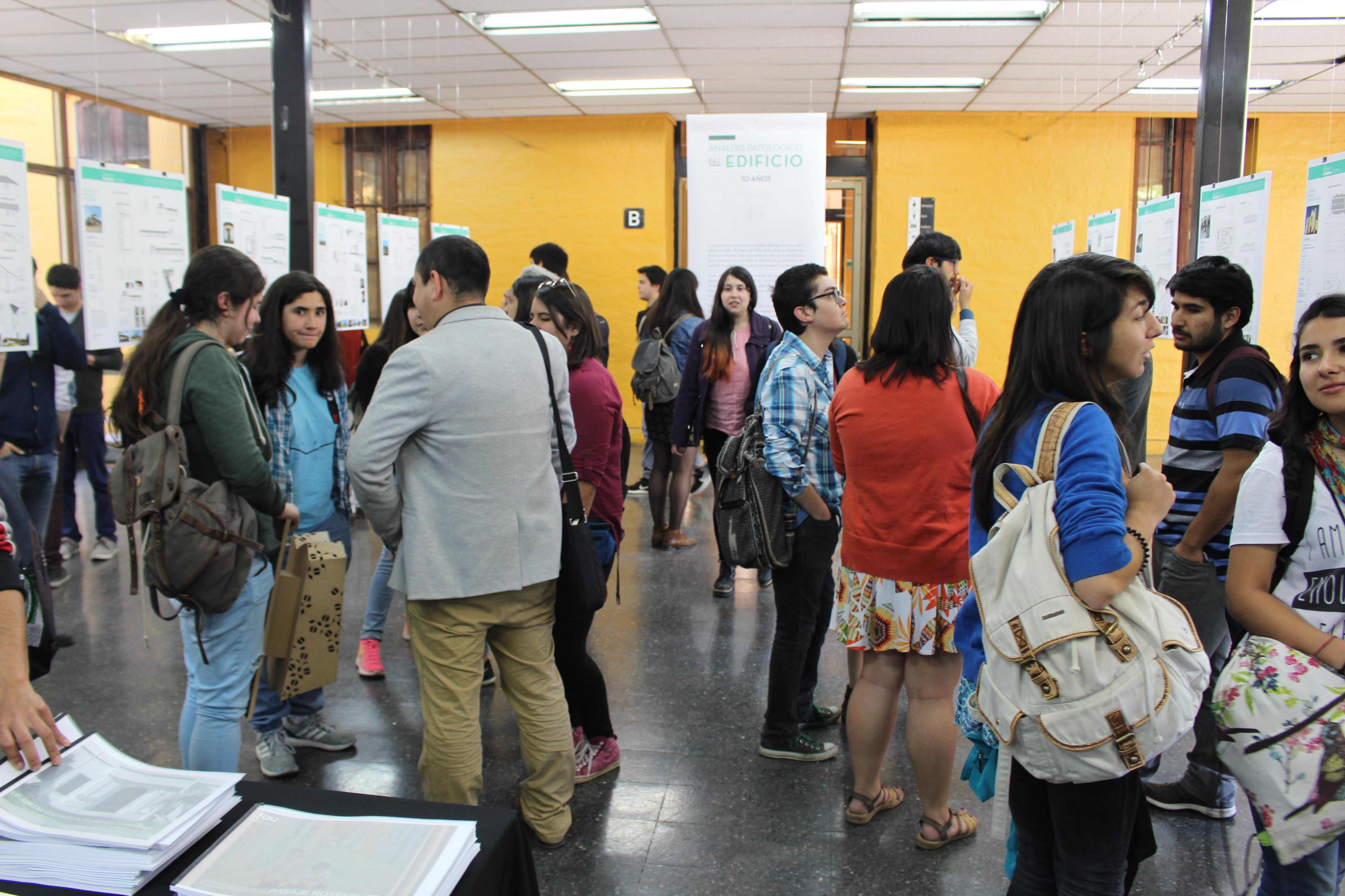 El Hall Central FAU se llenó de estudiantes, académicos y autoridades para presenciar la muestra.