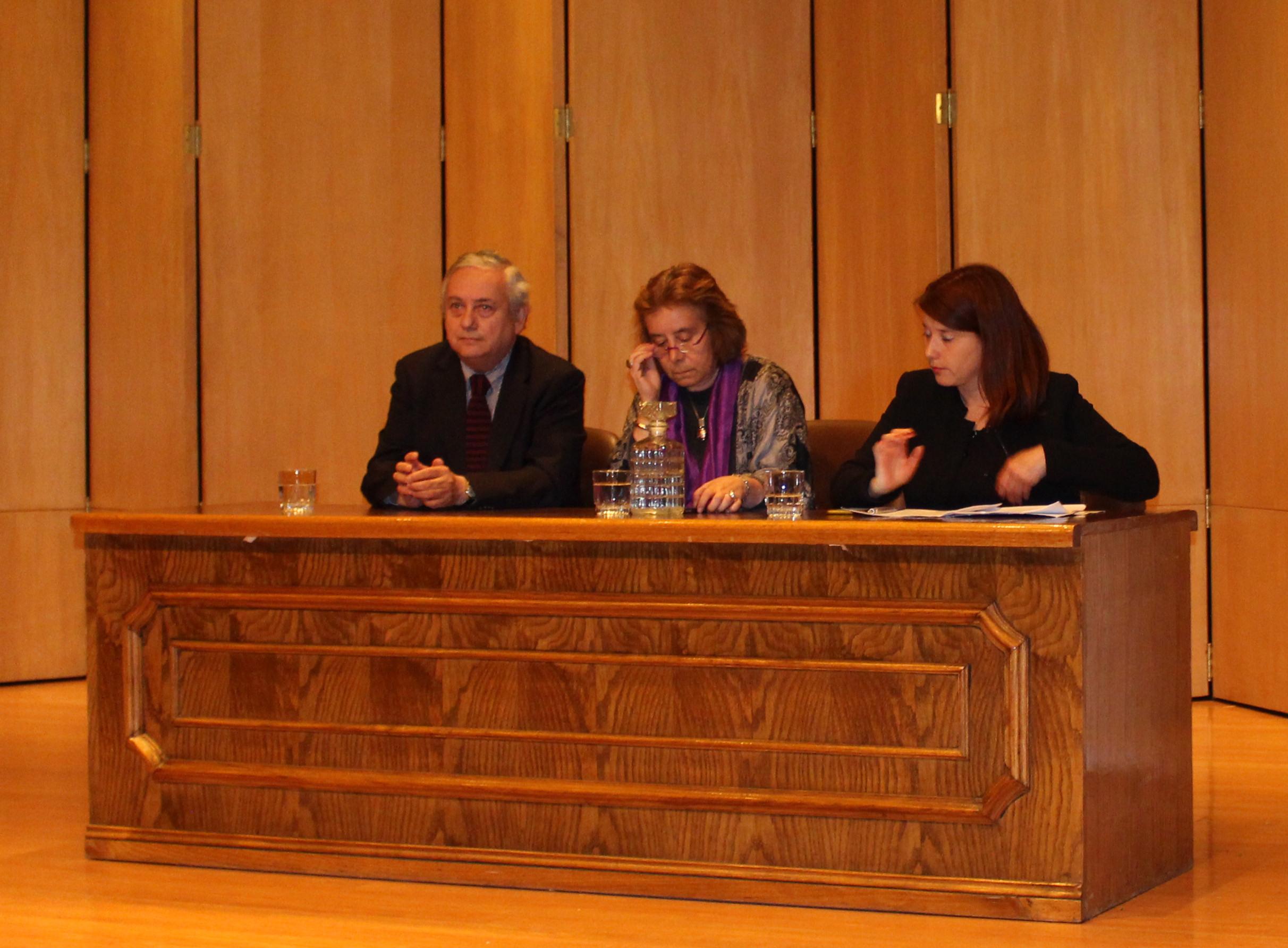 Vicedecano Rubén Sepúlveda, Decana Marcela Pizzi y profesora Yasna Contreras, directora de la Escuela de Postgrado FAU.