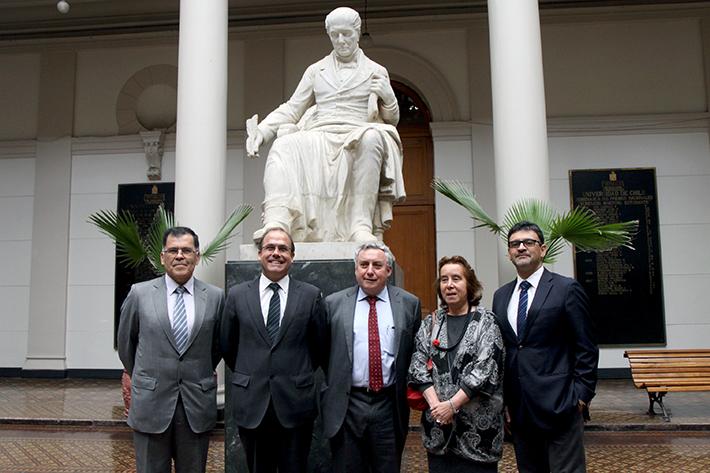 La Decana Marcela Pizzi asistió a la ceremonia en representación de la FAU.