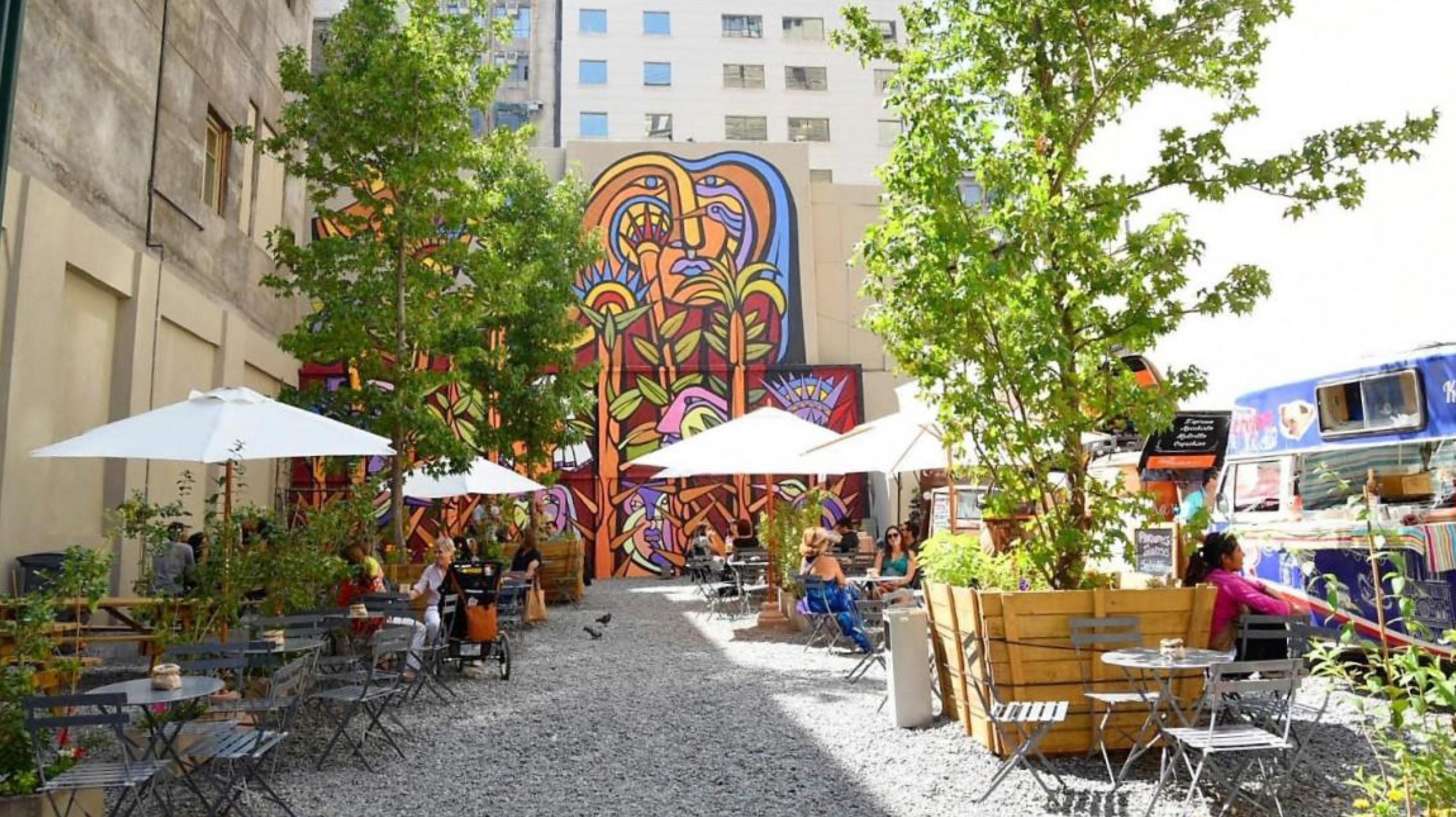 Plaza de bolsillo de calle Morandé, la primera de Santiago.