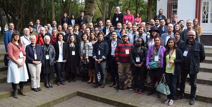 Fotografía oficial de los asistentes a la conferencia.