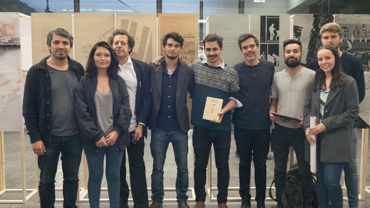 Equipo de la FAU integrado por los estudiantes Noelia Caro, Sofía Zúñiga, Pablo Schmidt, Nicolás Clemens y Elías Parra, y los académicos Diego Rossel y Juan Pablo Urrutia.