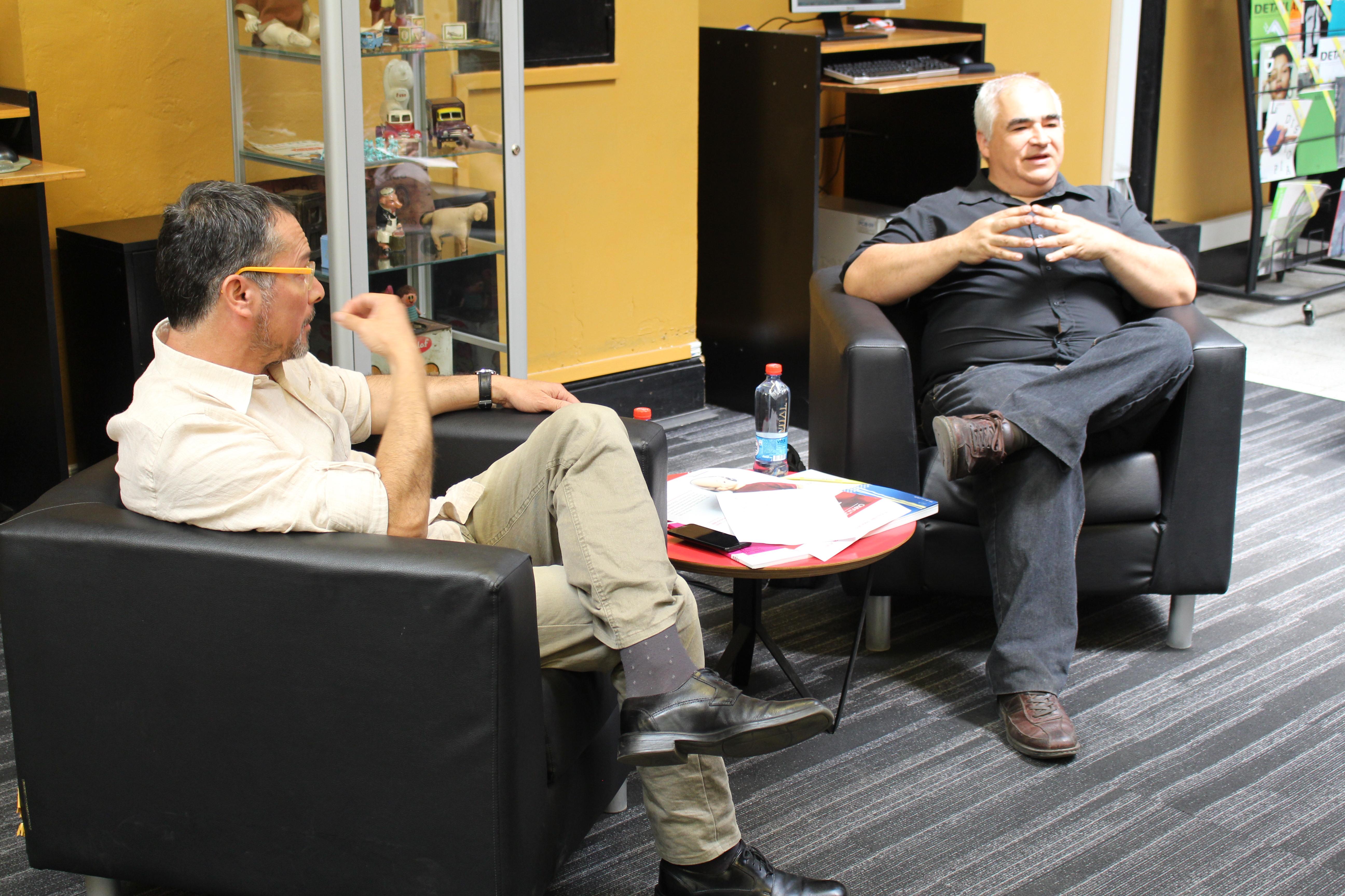 Profesor Iván Méndez junto a Juan Antonio Santis.