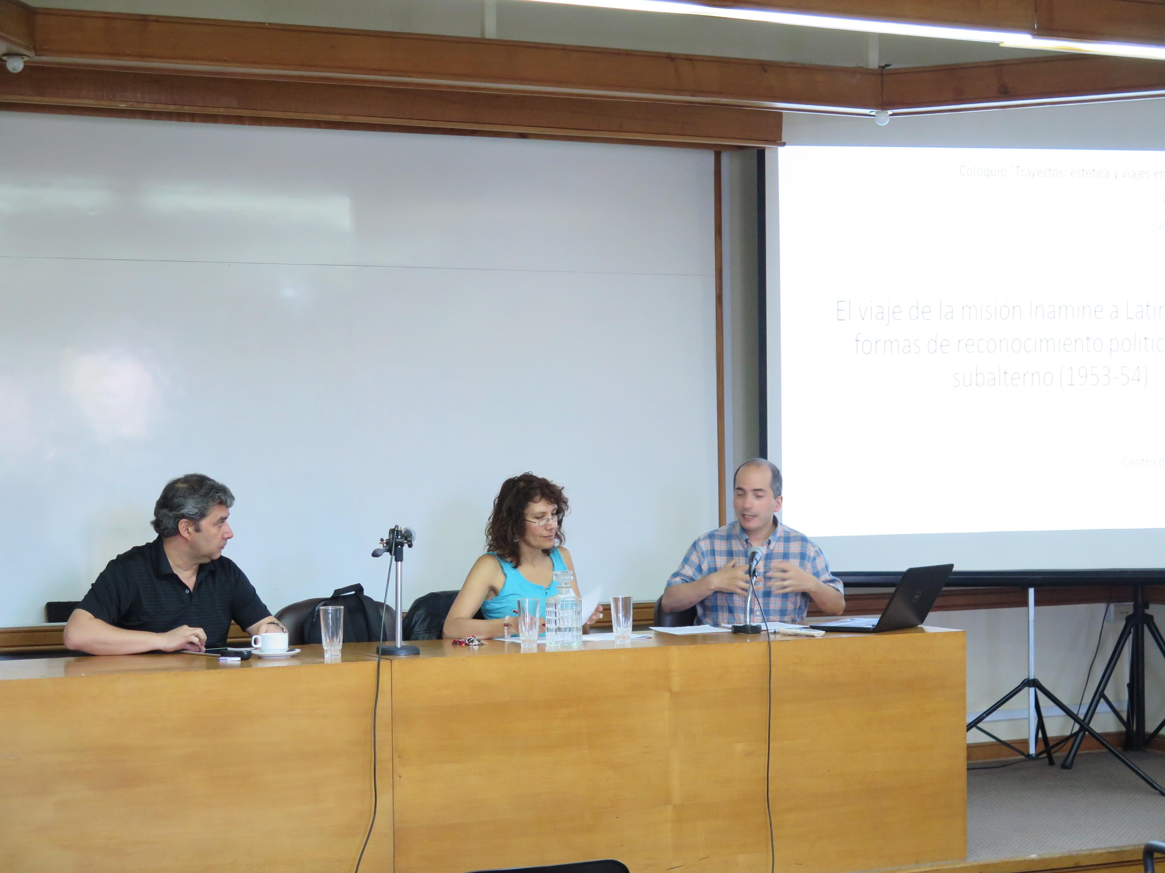 Profesor Mauricio Baros -primero a la izquierda- exponiendo en el coloquio.