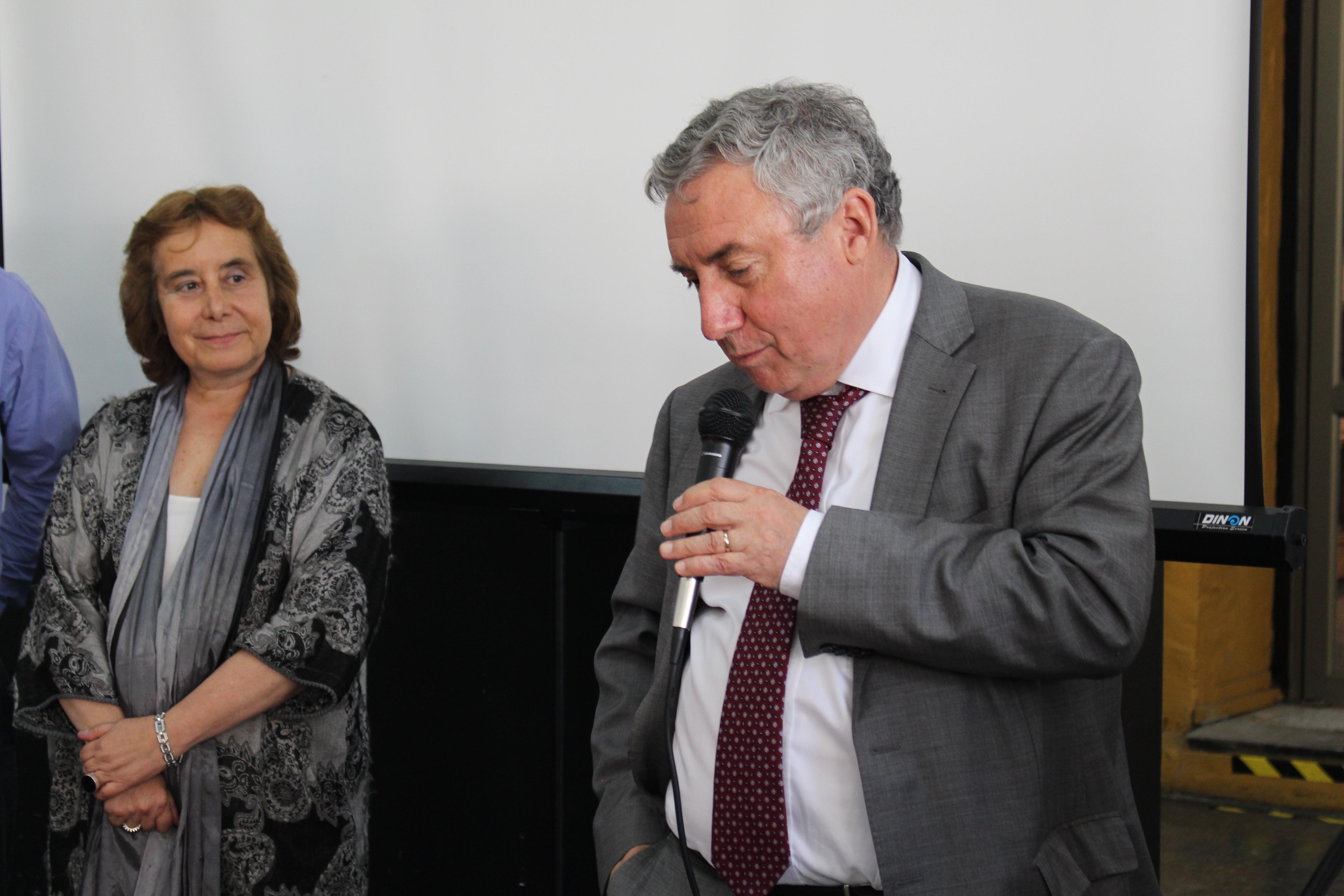 Decana Marcela Pizzi y el Rector Ennio Vivaldi saludando a las participantes de la actividad.