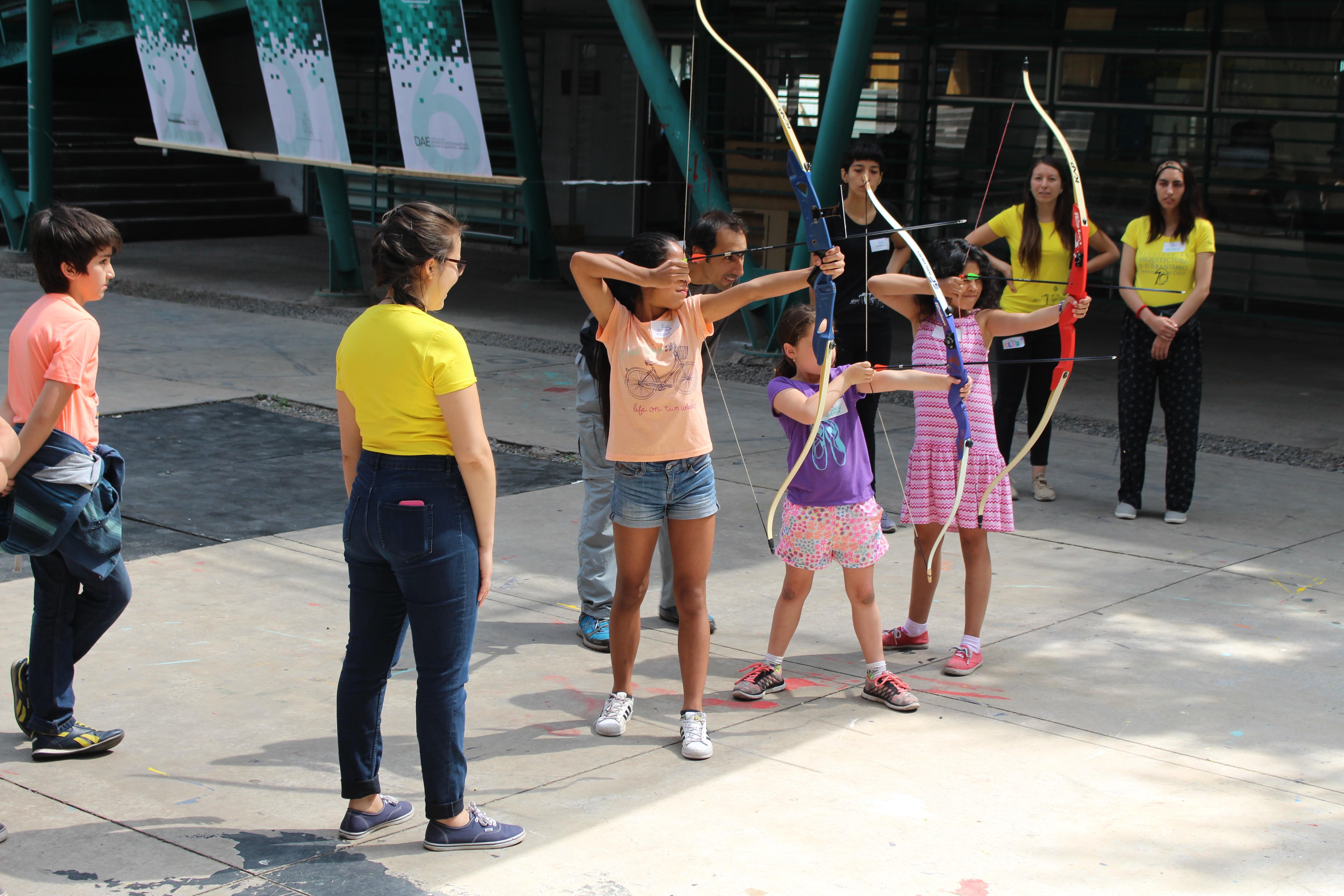 Taller de arquería a cargo del profesor Andrés González.