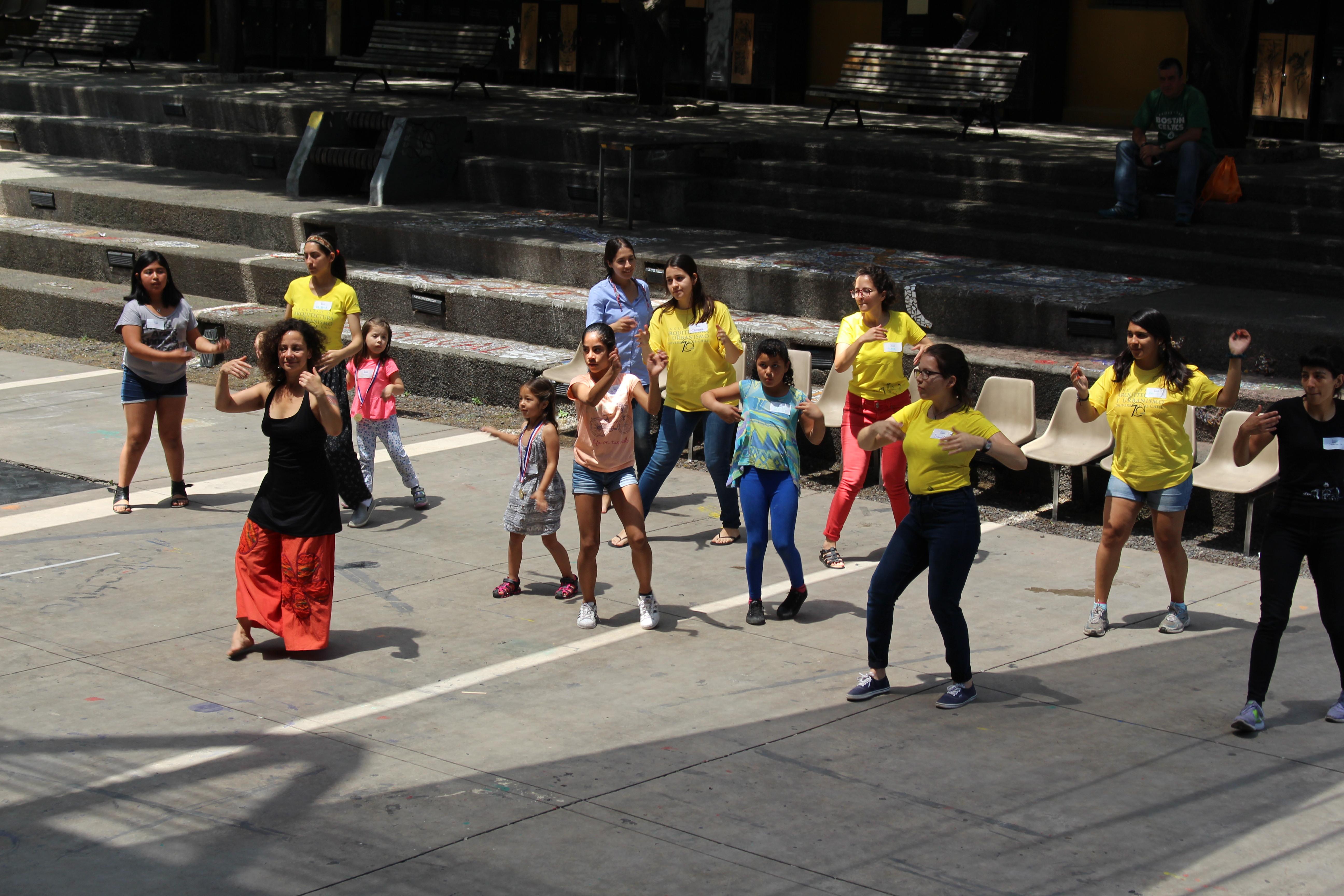 Danza Afro a cargo de la profesora Ana María Allendes.