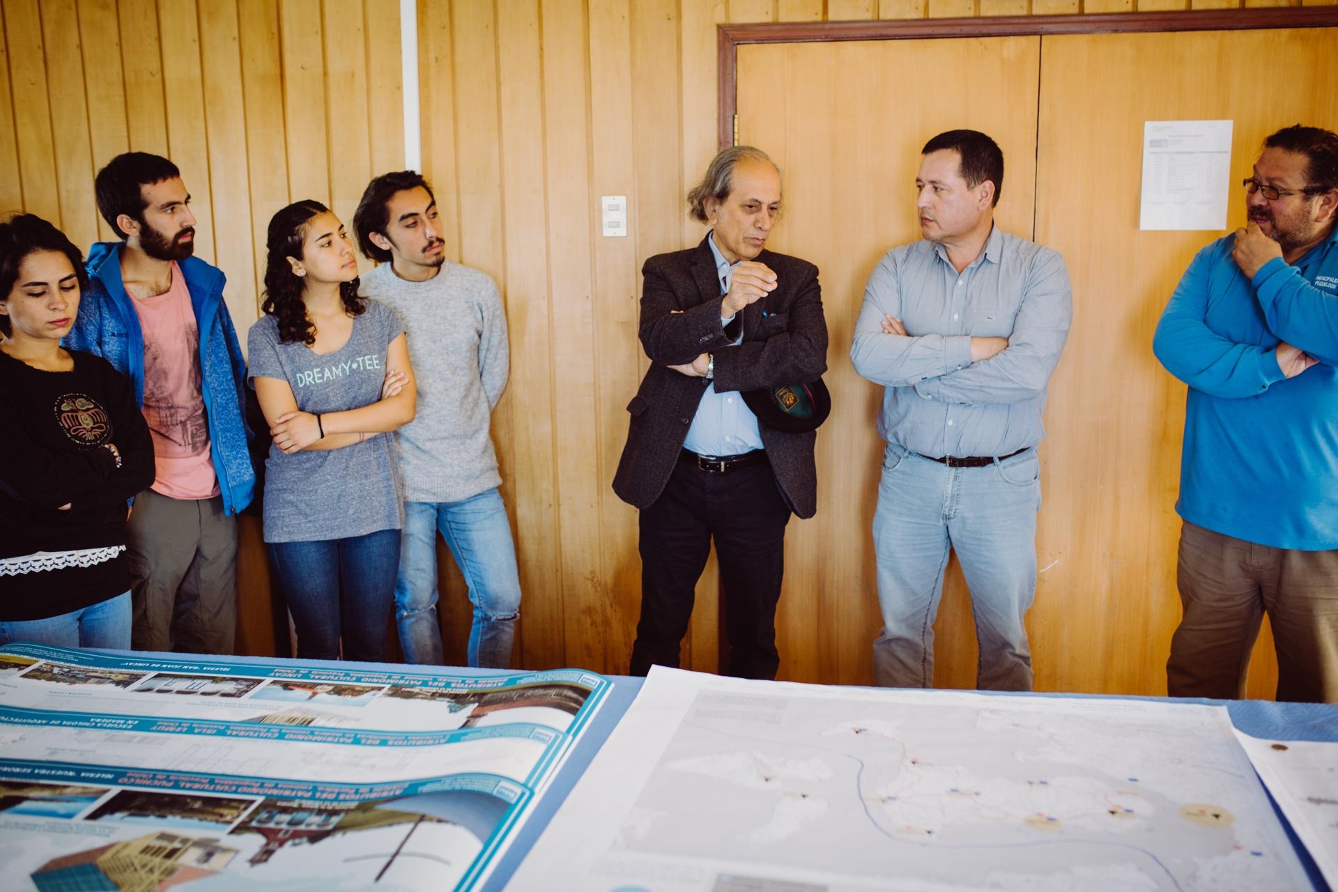 En la reciente visita, el curso se reunió con distintas comunidades y con el alcalde de Puqueldón, Pedro Montecinos.