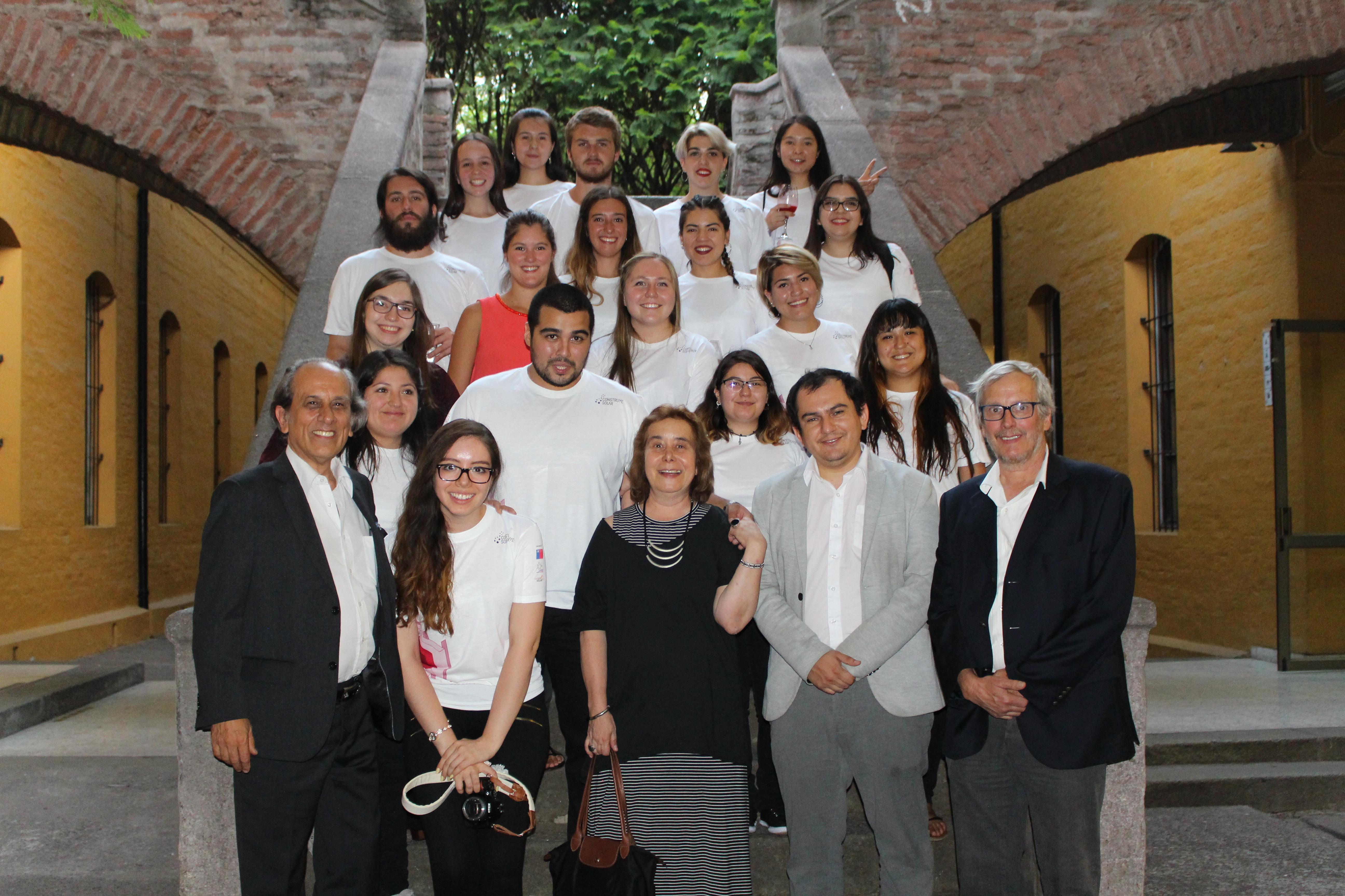 Equipo de la "Casa Cebolla", junto a académicos y autoridades FAU.