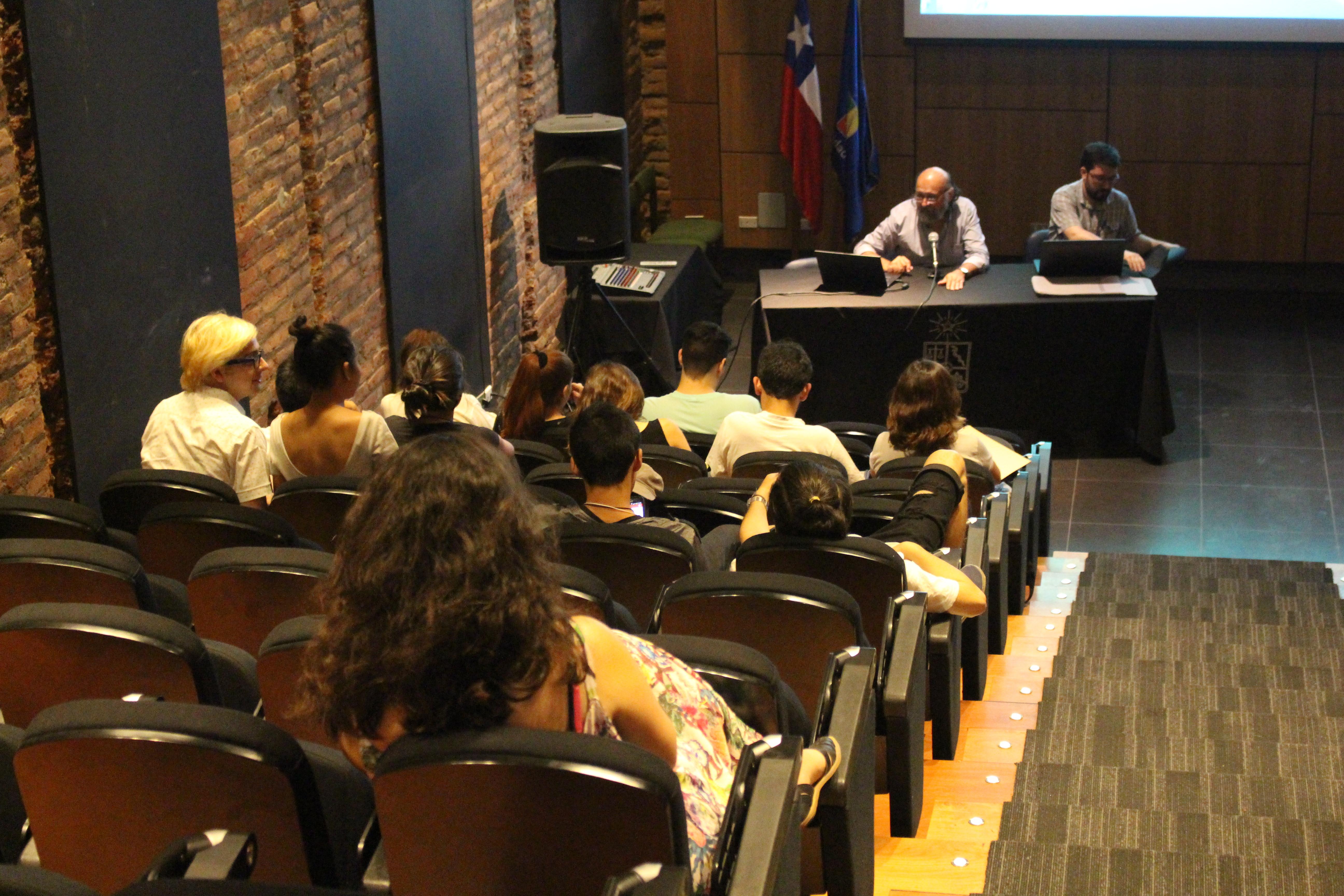 Estudiantes y académicos de la carrera estuvieron presentes en el evento.