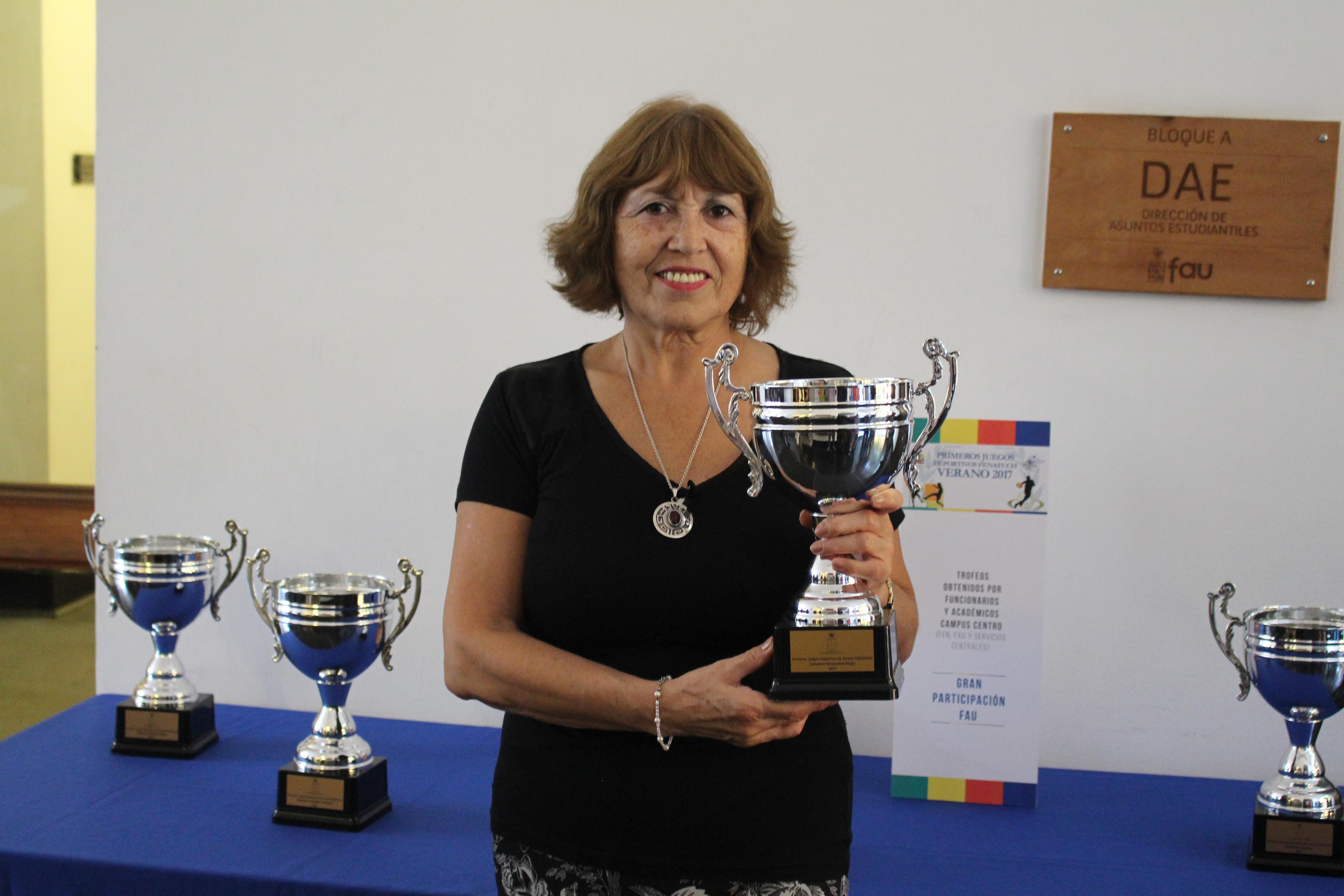 Ana María Leiva, parte del equipo campeón en básquetbol mujeres.