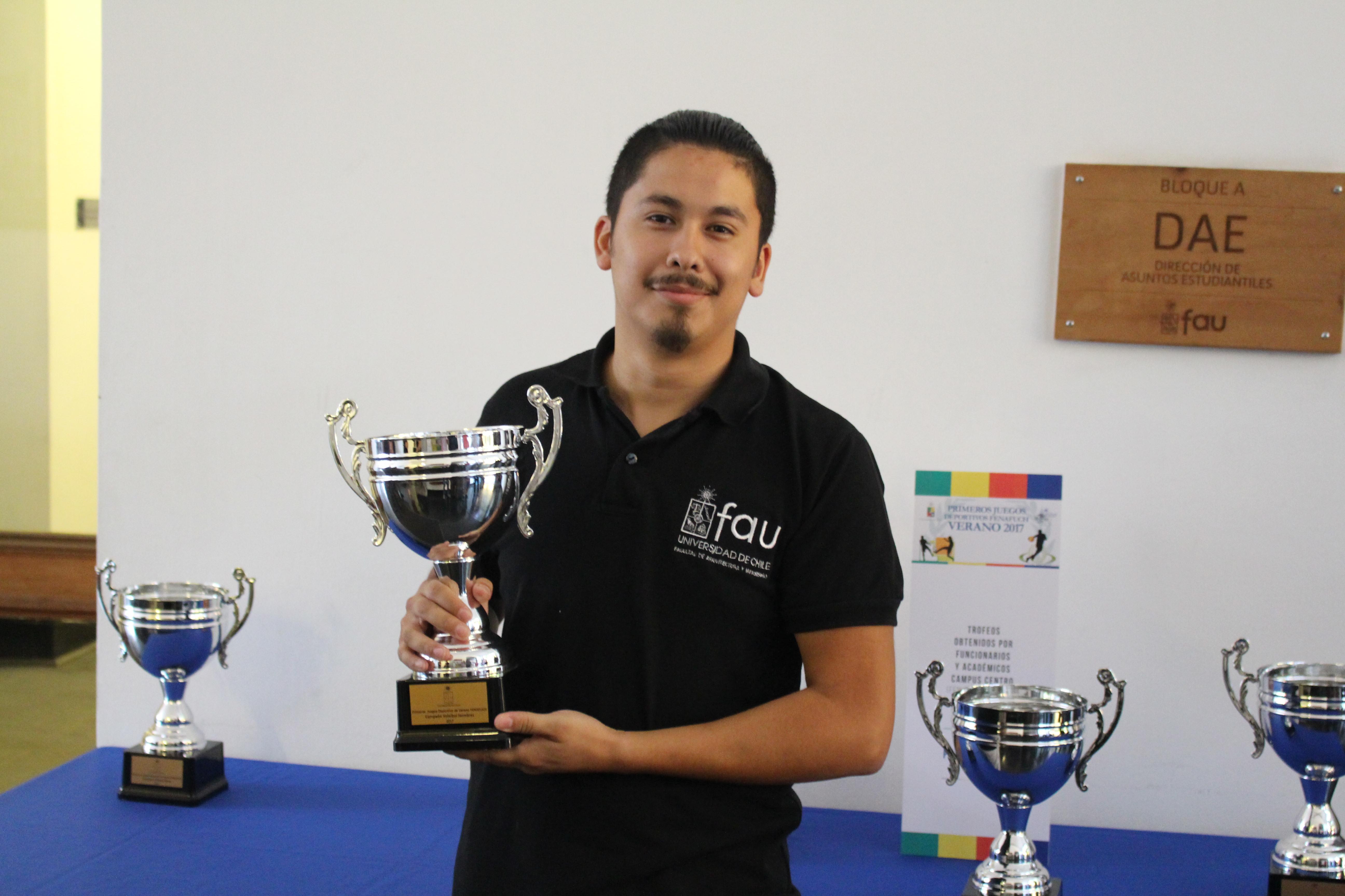 Alexis Curiqueo, parte del equipo campeón en vóleibol.