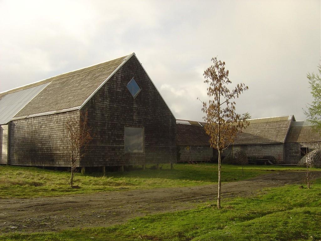 Museo de Arte Moderno de Chiloé, ubicado en Castro. La estructura es un galpón de madera reciclado y restaurado para su propósito.