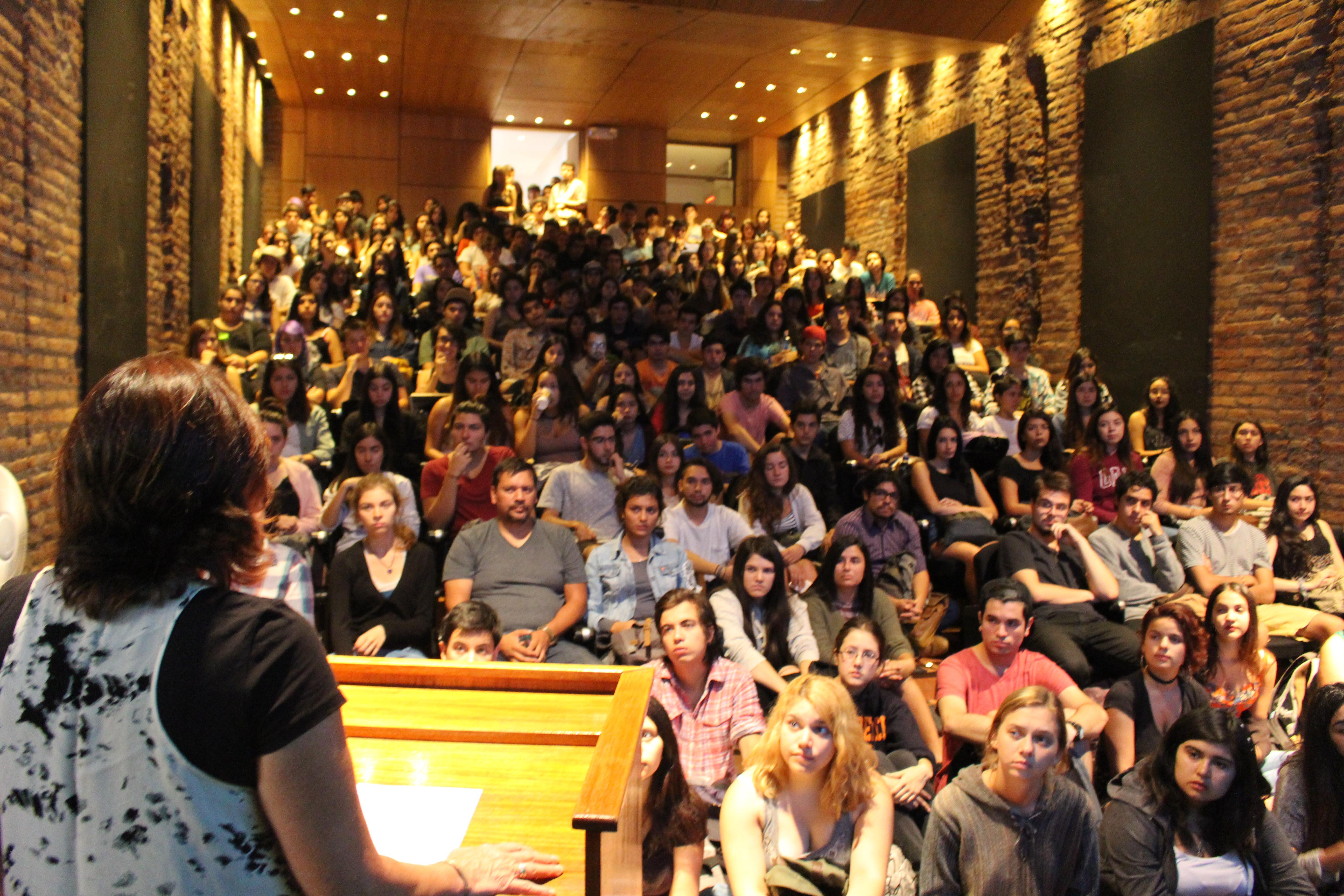 Auditorio lleno en la presentación de las distintas unidades de la Facultad.