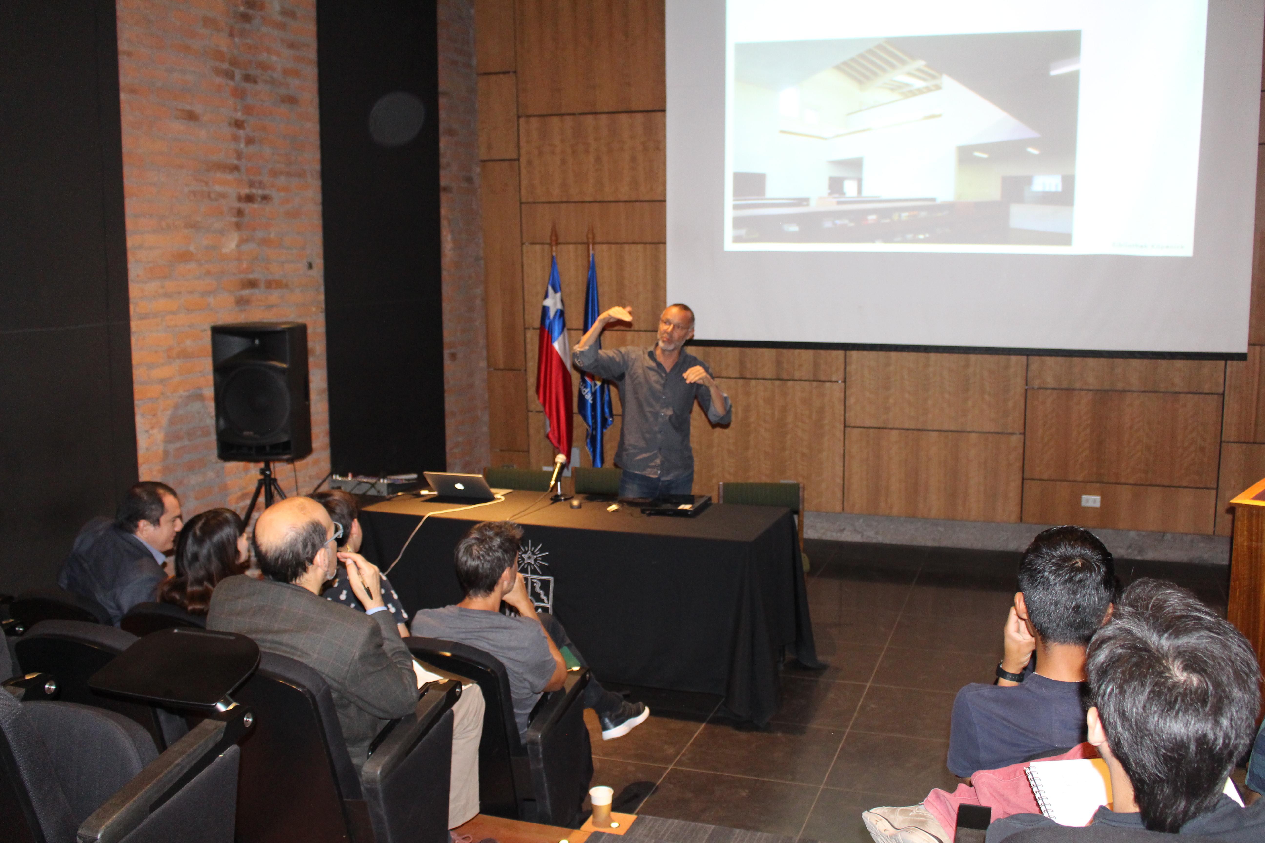 Profesor José Gutiérrez, de la Universidad Bauhaus-Weimar, dictando charla en el auditorio FAU.