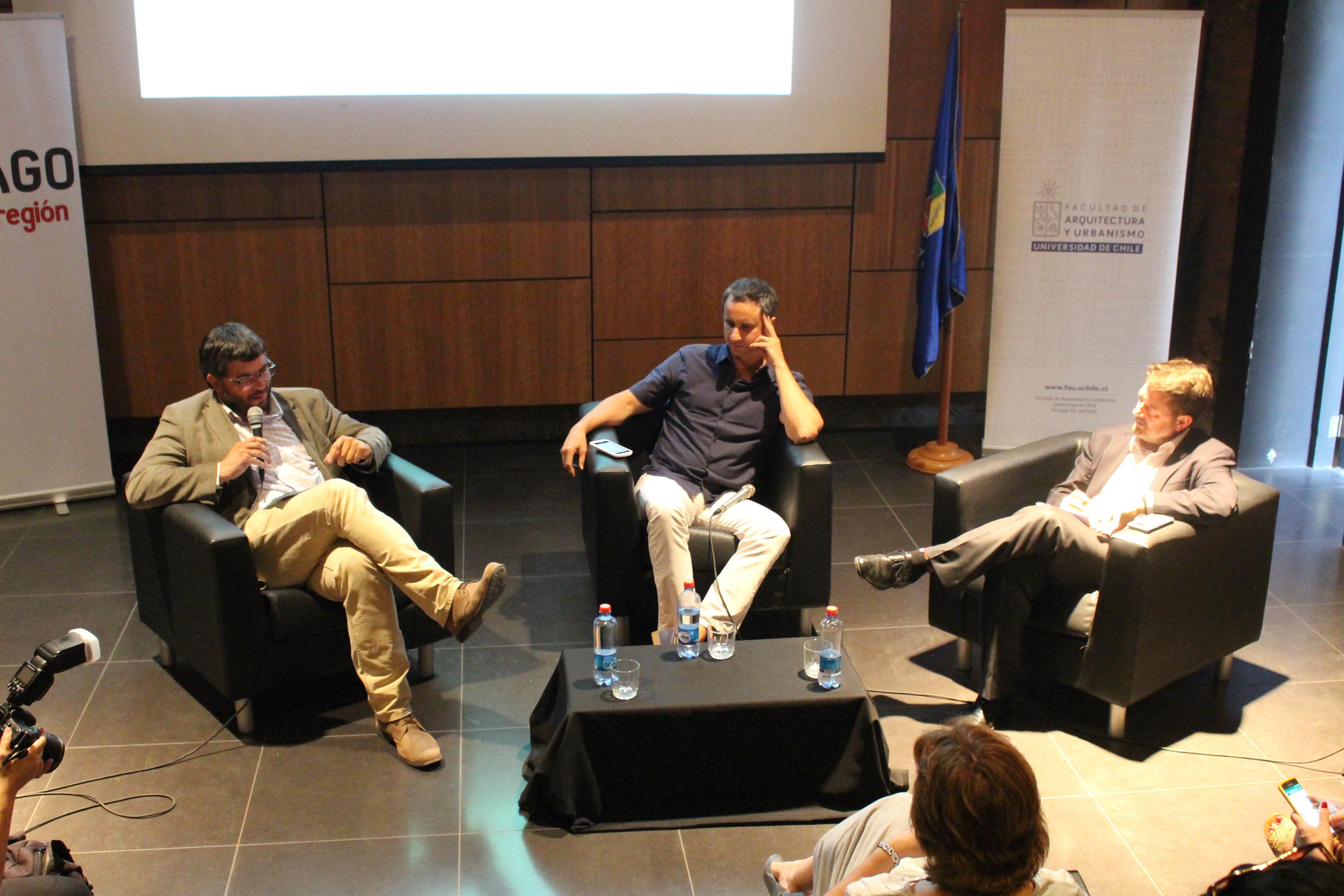 Profesor Alberto Texidó junto a Rodrigo Guendelman y el intendente Orrego.